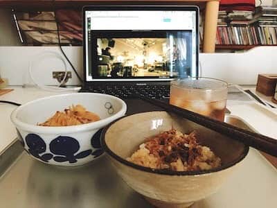 土井コマキのインスタグラム：「この画角、4月あたりから定番になった。写真は、ケイシくんがツアーの替わりに配信したワンマン。好きなショットをアップしてって企画。タイミングなくしてたやつ。 #kc_smoketour  ✏️長い長いメモのような日記をアップしました。 📖この日々のスケッチ その１、その２ doikomaki.com/category/diary/」