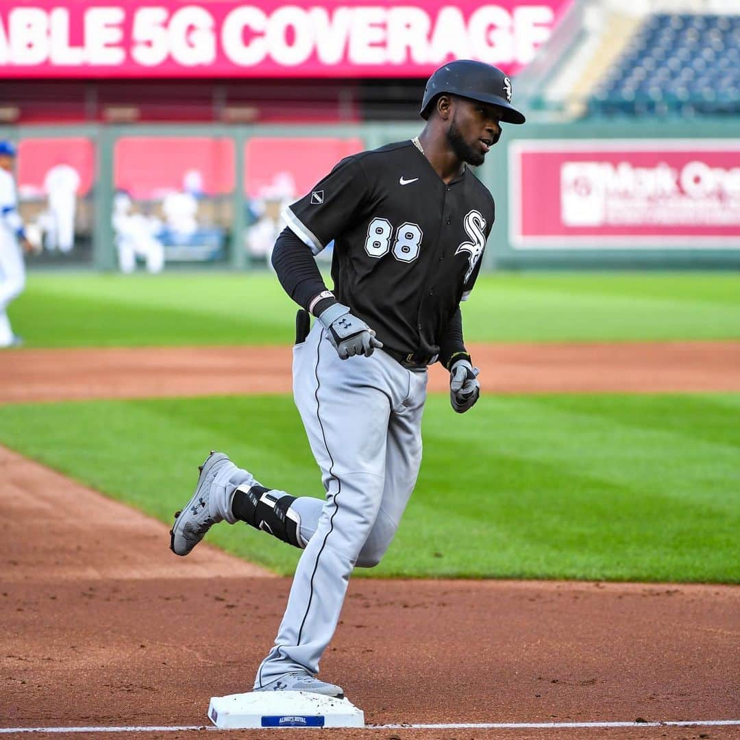 MLBさんのインスタグラム写真 - (MLBInstagram)「Luis Robert has that easy oppo power. 😍」8月2日 9時00分 - mlb