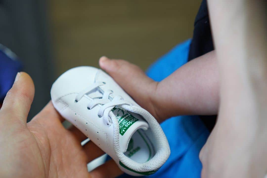 藤井快さんのインスタグラム写真 - (藤井快Instagram)「Wow!! Super cute presents from @adidastokyo for my daughter🤩  @adidastokyo より出産祝いをいただきました！🙏 全部小さくて可愛い!笑 スニーカーを履くのはもう少し先だけど、このサイズのスタンスミスめっちゃ可愛いな🤣 Tシャツもズボンも着られる日が早く来ないか楽しみです😊   @adidas @adidasterrex #アディダス #子供服」8月2日 9時05分 - fujii_kokoro