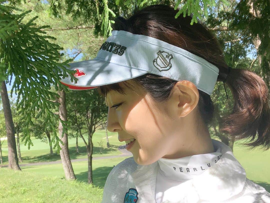 草間淑江さんのインスタグラム写真 - (草間淑江Instagram)「・ ・ 日差しがすごいー😆☀️☀️☀️ ・ ・ #golf #かんかん照り#暑い💦」8月2日 9時15分 - yoshie_kusama