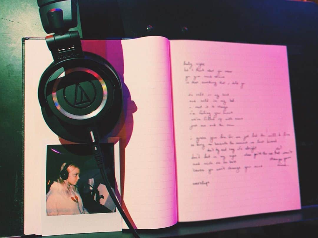 HEY VIOLETのインスタグラム：「mostly laughing but kinda gettin a song done here or there✨」