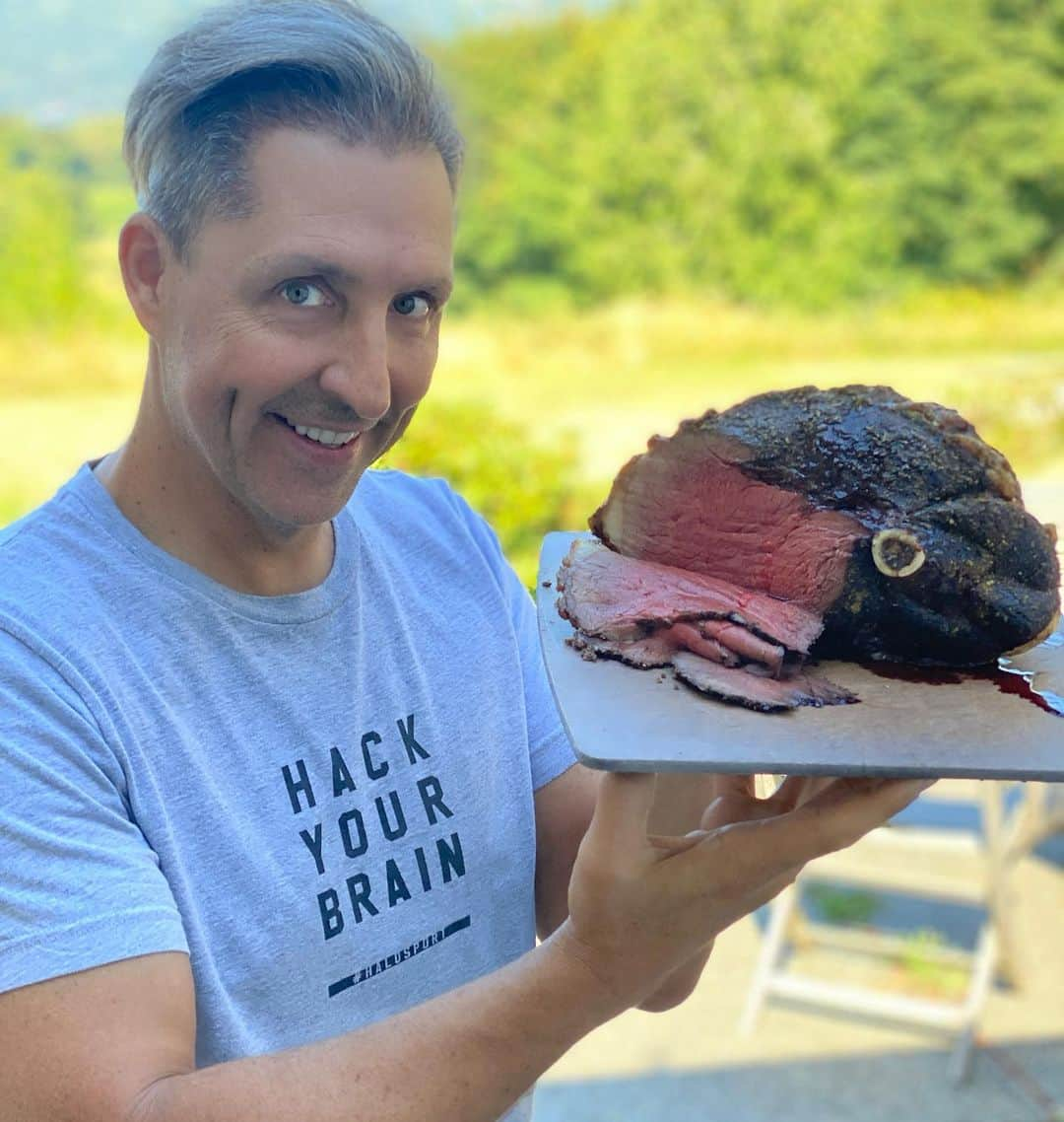 デイヴ・アスプリーさんのインスタグラム写真 - (デイヴ・アスプリーInstagram)「Did you know that grass fed meat is one of the best ways to hack your brain?  Your brain needs grass fed animal fat, which is full of CLA and fat soluble nutrients, carnitine, vitamin A, and natural vitamin E.  The Bulletproof Diet specifies that you eat only grass fed animals, never industrial meat. Grass fed animals form fat that is closer in composition to what you would find in salmon than what you would find in industrial feedlot meat. Beef and lamb become full of toxic oils when you feed them corn and soy. #notfood #bulletproofdiet  Your white fat cells rapidly change to reflect what kind of fat you eat. Corn, soy, vegetable oils, and industrial meat fat all make your fat cells more inflammatory and more estrogenic. If you want man boobs, eat crappy oils. If you want PMS, eat crappy oils.  We raised this lamb on Asprey Farms, where it shat everywhere the way sheep are supposed to, enriching the soil and spreading soil microbes as it went. This is the role of herbivores in nature, and we need them for healthy soil. Heathy soil makes for healthy brains.  Every time we have removed herbivores from our environment, it has led to desertification. The dust bowl happened when we killed the buffalo. Africa grew deserts when scientists wrongfully culled 40,000 elephants.  Your brain needs grass fed animal fat, which is full of CLA and fat soluble nutrients, carnitine, vitamin A, and natural vitamin E.  The Bulletproof Diet specifies that you eat only grass fed animals, never industrial meat. Better for you. Better for animals. Better for soil. Better taste too!  #grassfed #lamb #grassfedlamb #roast #legoflamb #farmer #keto #ketogenicdiet #carnivore #carnivorediet #vegan #permaculture #brains #fat #omega3 #desertification #shat」8月2日 9時09分 - dave.asprey