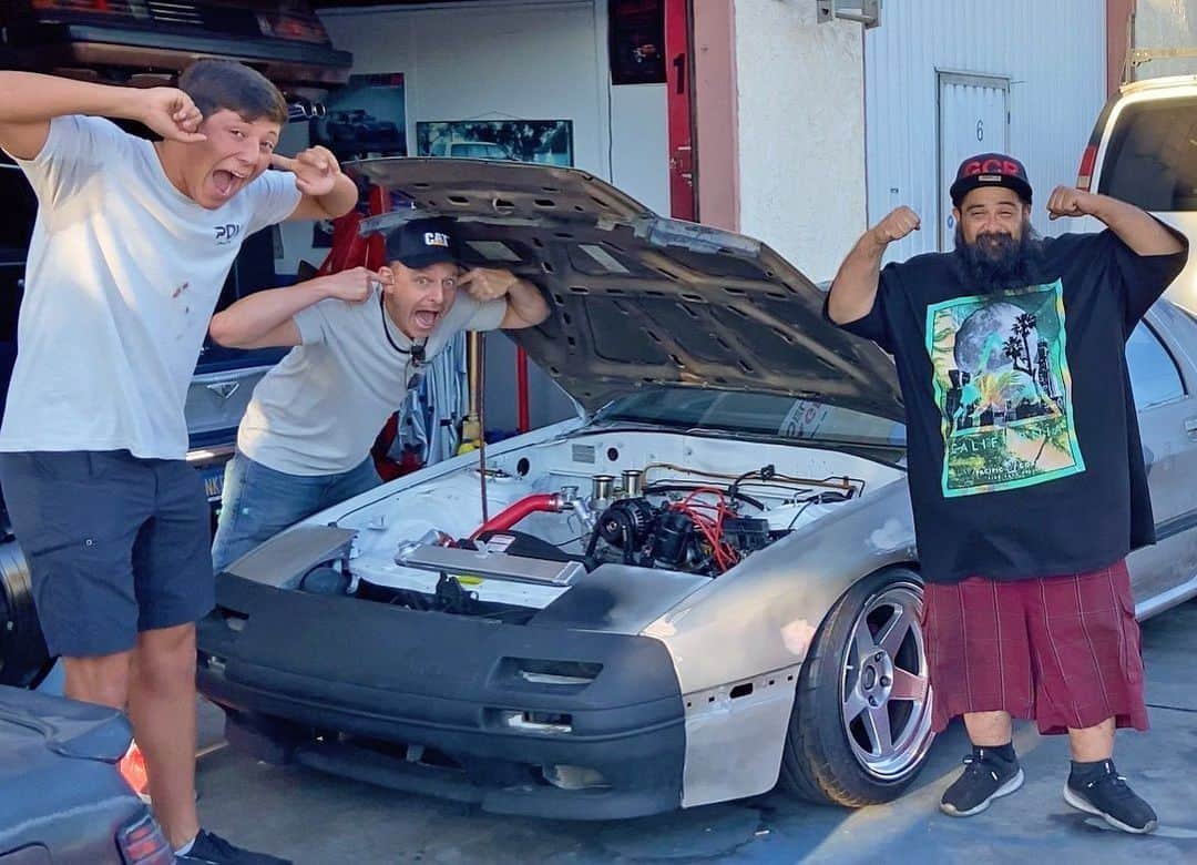 スティーブのインスタグラム：「Our RX-7 project is alive for the first time after 15 years and it is back with a CRAZY vengeance!!! UNREAL sound of the #rotary engine @rotaryryan80 built for us!!!! You gotta hear this thing #brap OPEN header!! New video live link in bio!  たった3か月前にゴミにしか見えなかったRX7プロジェクトは15年ぶりにエンジン始動！　スタートの瞬間🔥🔥親子揃って大興奮で超ヤバい！！ #rotaryengine  #rx7 #diy #ロータリー #ロータリーエンジン #スティーブ的視点」