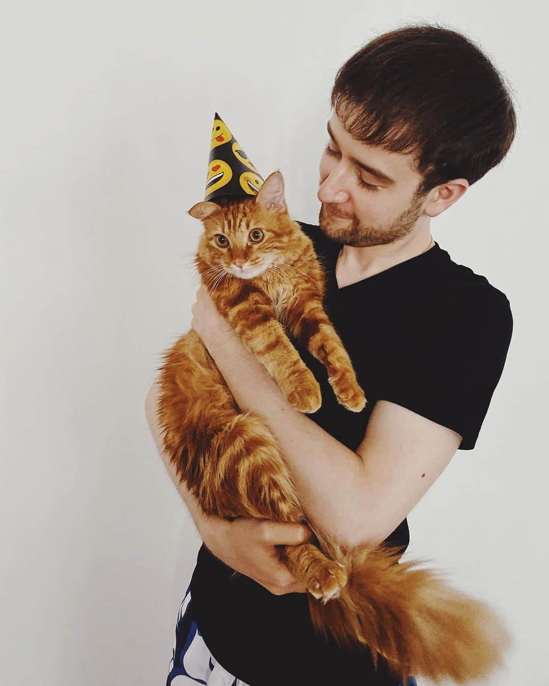 ミーシャ・ジーさんのインスタグラム写真 - (ミーシャ・ジーInstagram)「Time flies so fast. One year ago, I rescued this boy, and one year after he turns one year old. Thank you for gifting us, joy and smiles.  Happy Birthday” #Orengi」8月2日 9時49分 - mishage8