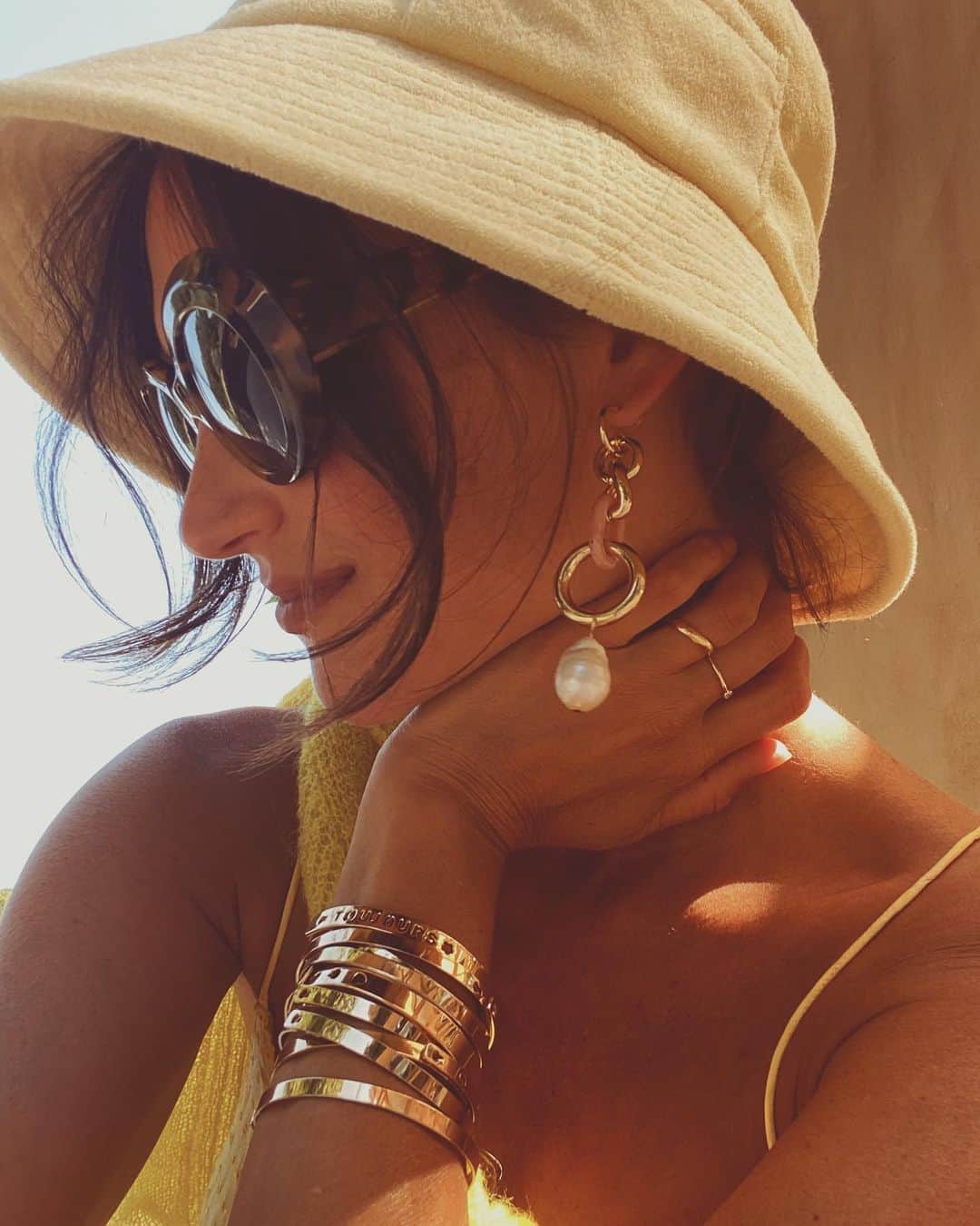 ダニジョーのインスタグラム：「🌻 Y E L L O W  a n d  G O L D 🌙 @danielleasnyder in the Journey earrings, Hawna and Hawn bracelets and Daffodil Slip #dannijogirls」