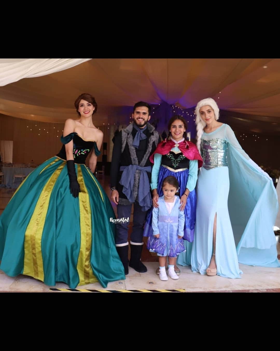 のインスタグラム：「3 años, que rápido pasa el tiempo mi #ivanita hermosa, siempre serás mi princesa. Llegaste a cambiar mi vida y enseñarme muchas cosas, hace 3 años estaba desmayado en el Quirofano luchando por abrir los ojos y poder ver tu nacimiento. El tiempo pasa tan rápido que solo quedan los buenos momentos vividos y los hermosos recuerdo. Te amo para siempre mi princesa hermosa soy afurtubado de ser tu papa .. Mi @paolaespinosaof te ame ayer, te amo hoy y te amare siempre, feliz cumpleaños mi amor te amo demakso, muy afortunado de tener en mi vida... #felizcumpleañosprincesas #lasamosiempre」