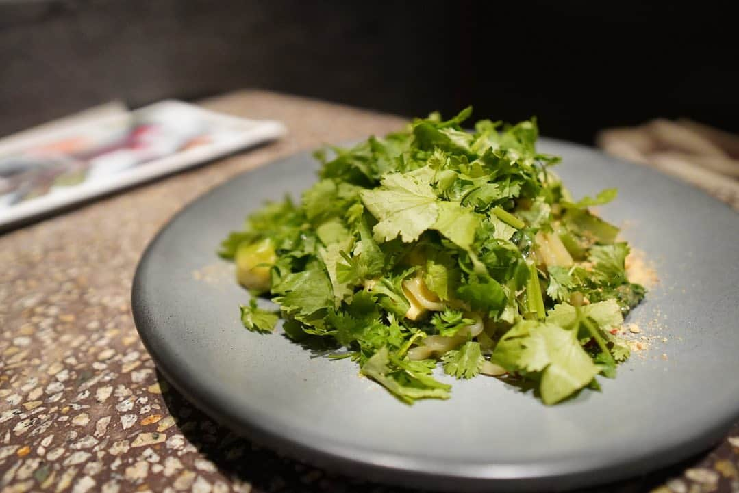 濱崎麻莉亜のインスタグラム：「自然のお野菜をたっぷり使った﻿ お料理がたくさん食べれるお店です🌽﻿ ﻿ ﻿ 畑から採れたて新鮮🥕﻿ 収穫したばかりみたいなトウモロコシでした🐿💛﻿ ﻿ ﻿ ﻿ #表参道ヒルズ﻿ #コスメキッチンアダプテーション﻿ #カフェ巡り」