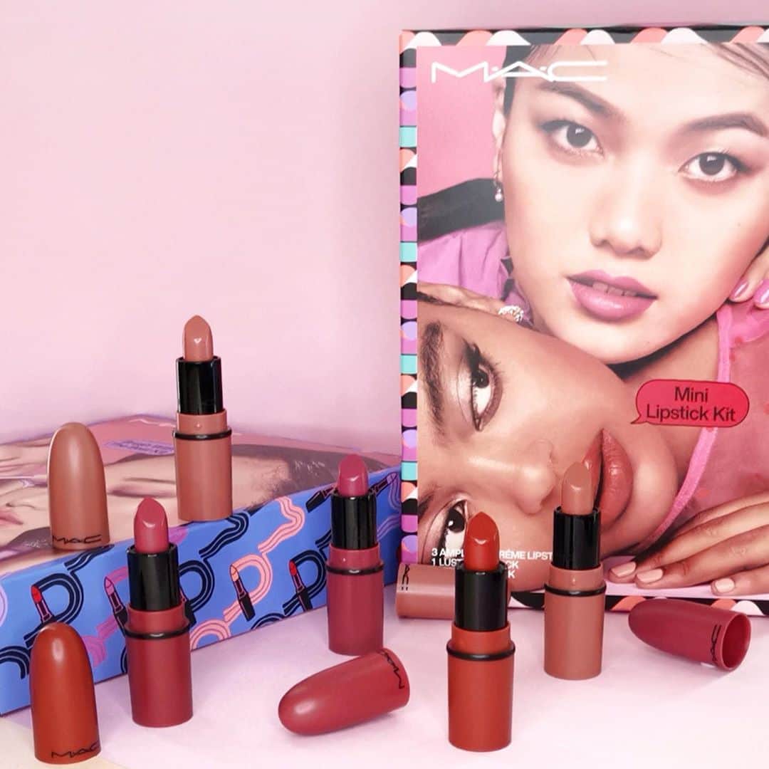M·A·C Cosmetics Hong Kongさんのインスタグラム写真 - (M·A·C Cosmetics Hong KongInstagram)「只此一次機會！ 風魔全球NO.1 辣椒色 #Chili 同色好姐妹 #YouCantChiliWithUs 限量迷你登場💄 豐潤質地打造截然不同嘅小辣椒！ #HauteGossip玩色密友組合 5支縮細版明星#MAC子彈唇膏，cute得嚟又可以一次過帶晒出街💋 同色唇膏包裝迷你兵團，見到已經超心動！ 自問係#子彈唇迷 嘅你不容錯過！ 🛍8月6日起 尖沙咀、銅鑼灣SOGO專櫃及SOGO 網店限定預售 Product mentioned: Haute Gossip Mini Lipstick Kit 玩色密友限量唇膏組合 - HK$420 #MACHongKong #MACHauteGossip Created by @mac_marcot21   ONLY ONE SHOT! If you are BIG fan of #Chili, you must fall in love with the spice up limited #YouCantChiliWithUs 🌶 HERE you are, the internet-breaking Haute Gossip Mini Lipstick Kit! A set of five mini Lipsticks in neutral, pink and brick-red shades and a range of finishes are all bundled in a limited-edition set.  Try all theses hues in one kit, worth it!  🛍 Prelaunching on 6th Aug at SOGO Tsim Sha Tsui and SOGO Causeway Bay counters and on SOGO E-Store.」8月2日 9時48分 - maccosmeticshk