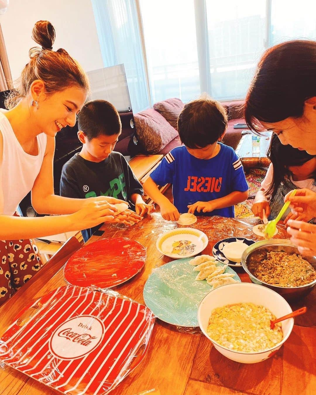 スザンヌさんのインスタグラム写真 - (スザンヌInstagram)「息子夏休みスタート🌻🌈な昨日はおうちで#餃子パーティー　🥟﻿ 楽しい美味しい！イベント感ある！﻿ しで子どもも大人も大好き😘﻿ ﻿ みんなでつつんで﻿ （子どもたちの真剣な表情にきゅん♡）﻿ 焼き焼きして🥟﻿ 昨日作ったおでん🍢（しみしみ）﻿ とともに頂きました♡﻿ ﻿ 減量終わったばかりのスガッシュ﻿ も来てくれて、減量ぶん昨日で取り返したんじゃないかなってくらい﻿ たくさん食べてくれました🤤﻿ 身体大丈夫かな？😂﻿ ﻿ 子どもたちともたーくさん遊んでくれて（体力消耗のやつ💪）﻿ ﻿ つつんで、遊んで、食べて、遊んで、入眠♡という幸せな夏がはじまった息子🌻　﻿ ﻿ 宿題も頑張ろうね📝﻿ ﻿ ﻿ #スザ飯」8月2日 9時58分 - suzanneeee1028