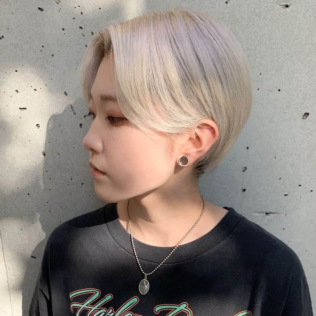 Hairsalon BREEN Tokyoさんのインスタグラム写真 - (Hairsalon BREEN TokyoInstagram)「" platina blond " （ after / before ） . 伸びきった根元（通称、玉葱ヘア）をリタッチブリーチして プラチナブロンドに染めました♡ . cut @kaho_anazawa  color @airi_london」8月2日 9時50分 - hairsalon_breen_tokyo