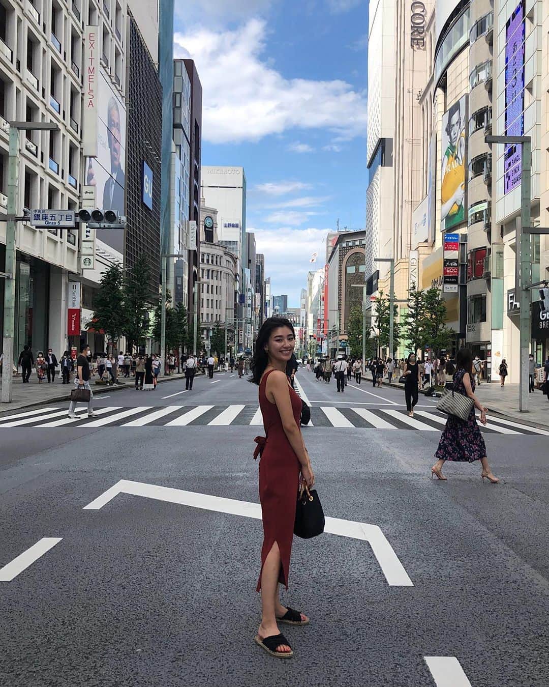 松本優のインスタグラム：「. . 8月がスタートしましたね☺️ 上京してまだまだ1ヶ月経ったばっかだけど 毎日が刺激的で日々成長している松優でございます。 . 今月は新しいお仕事にたくさん挑戦するようになっています😉自信を持って頑張ろう🗽 . ※撮影の時だけマスク外してるよ😷 . . #歩行者天国#銀座」