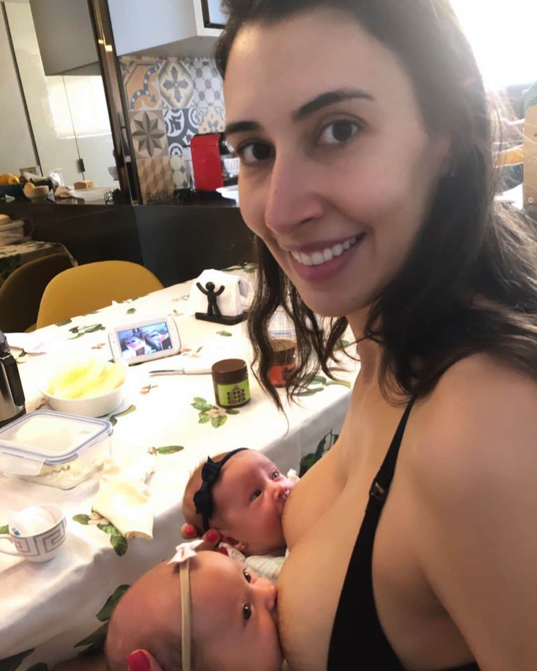 シェイラ・カストロのインスタグラム：「Dia mundial da amamentação!!! E como foi uma época boa!!! Sempre foi um momento mágico pra mim. Tenho poucas fotos amamentando, e a maioria assim, sem nenhuma pretensão de ser a foto perfeita, apenas nosso dia a dia congelado, e perfeito, registrado pra sempre!!! Amo vcs filhinhas!!! #albumdalozeninna #maedegemeas #amamentacao #diamundialdaamamentação #breastfeeding」