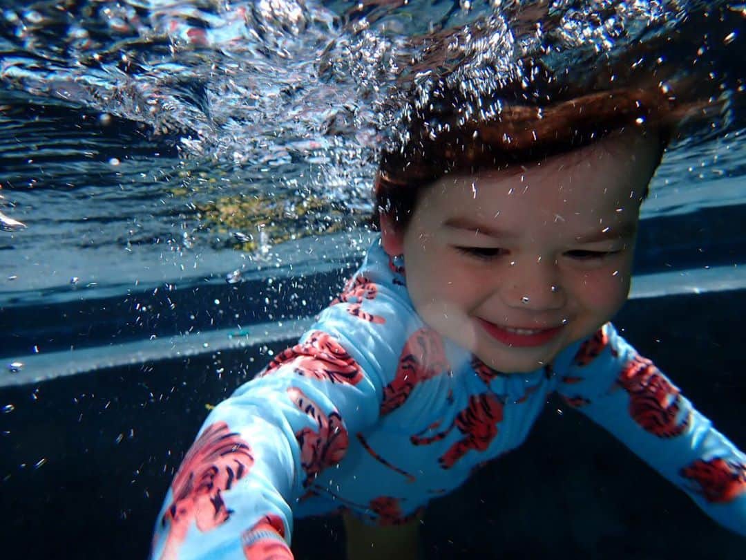 ミシェル・ブランチのインスタグラム：「This boy! Almost two and smiling even when he’s under water!! He just finished ISR Self-Rescue swim lessons, thanks to @isrswimsters and I cannot recommend it enough fellow Nashville parents. Thank you, Ms. Donna!! ❤️🐙」