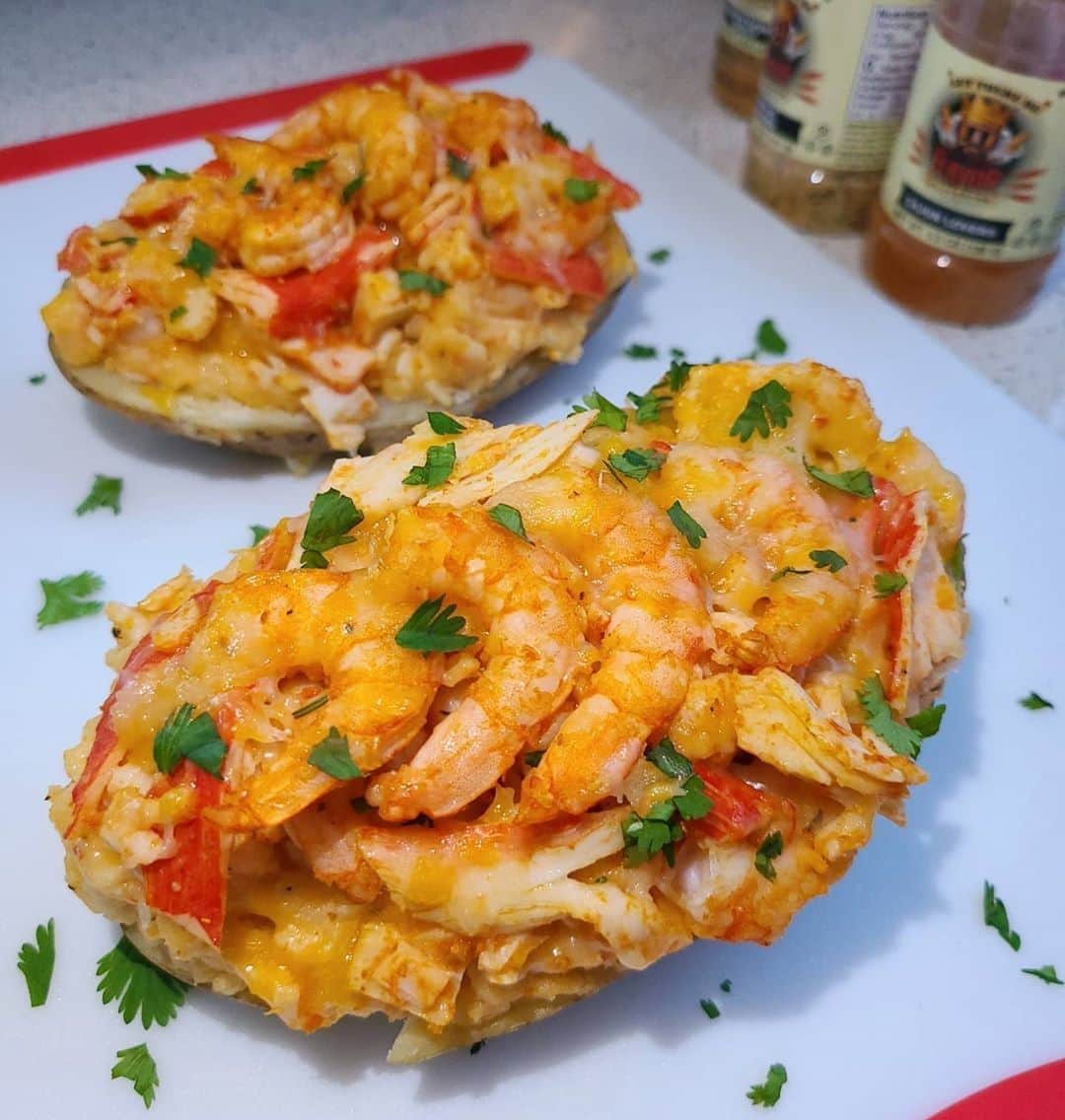 Flavorgod Seasoningsさんのインスタグラム写真 - (Flavorgod SeasoningsInstagram)「Stuffed potatoes with crab, shrimp, and cheese.⁠ Made these loaded bad boys with Garlic Lovers & Cajun Lovers⁠ -⁠ Customer:👉 @_food_is_life__⁠ -⁠ Build Your Own Flavor Bundle!⁠ Click the link in my bio @flavorgod ✅www.flavorgod.com⁠ -⁠ "Tasted extra banging topped my garlic cream sauce also made with a little @flavorgod seasoning 😍""⁠ -⁠ Flavor God Seasonings are:⁠ ➡ZERO CALORIES PER SERVING⁠ ➡MADE FRESH⁠ ➡MADE LOCALLY IN US⁠ ➡FREE GIFTS AT CHECKOUT⁠ ➡GLUTEN FREE⁠ ➡#PALEO & #KETO FRIENDLY⁠ -⁠ #food #foodie #flavorgod #seasonings #glutenfree #mealprep #seasonings #breakfast #lunch #dinner #yummy #delicious #foodporn」8月2日 10時01分 - flavorgod