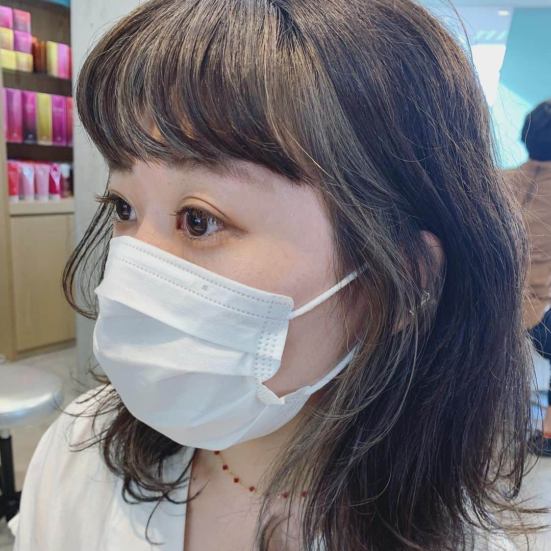 小松美緒のインスタグラム：「今回は　 髪の毛もバッサリ切って　 前髪からインナーにグレーをいれて　 いつも以上にイメチェン。　  アレンジがとっても上手だから　 また気分変わって毎日楽しめてたら　 嬉しいなぁー。　  いつもありがとう♡  @anry1230」