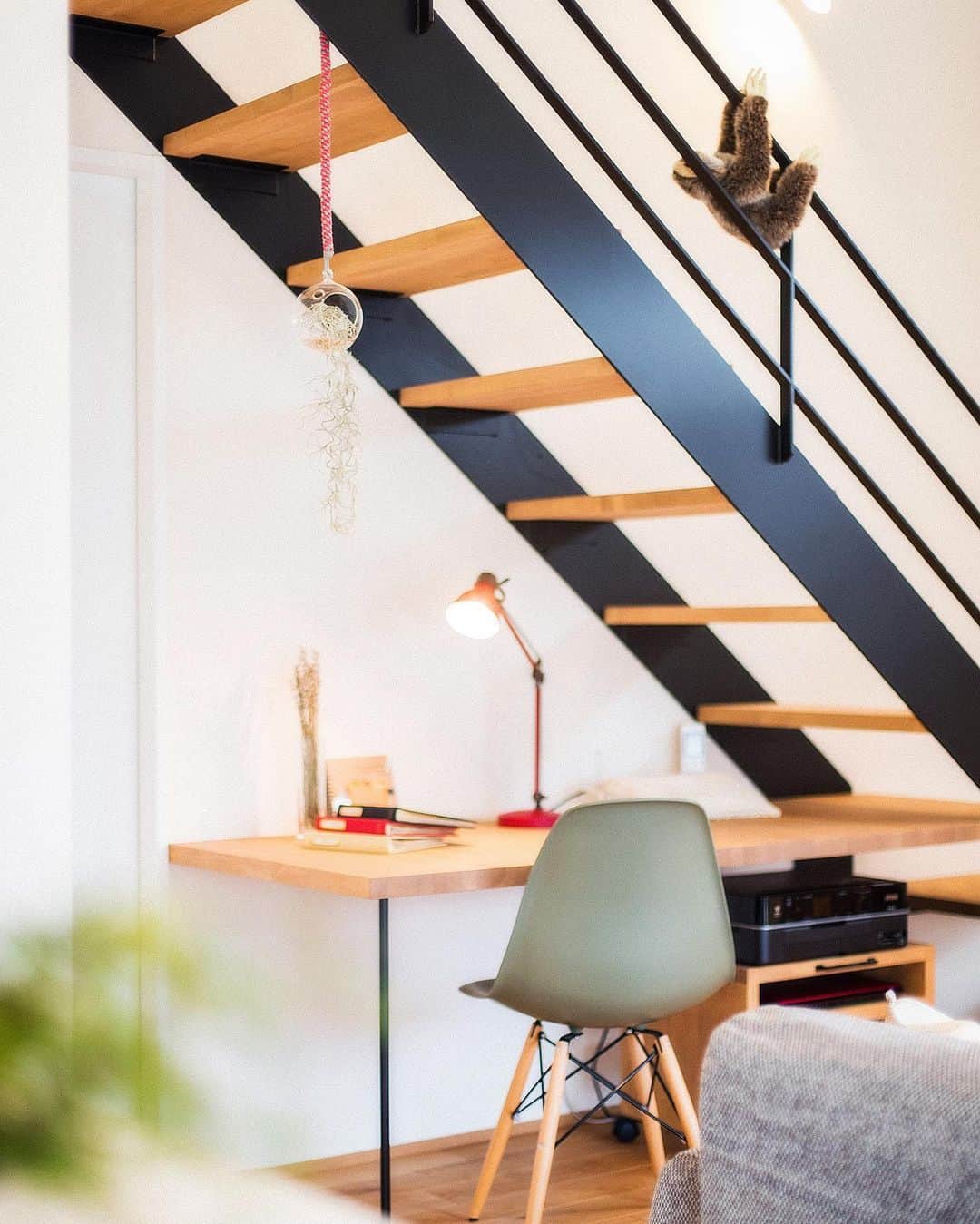 homelife 夢を叶える暮らし方のインスタグラム：「【鉄骨階段とデスク】 . . お部屋の中で視線を集めるリビング階段はスタイリッシュな鉄骨階段を採用☆ 階段下が暗くならないのでデットスペースはデスクを置いて有効活用できます☺ . こちらのアカウントではホームライフのお施主様の施工写真を投稿しています。 その他の施工写真は、 @homelife_gallery のURLからご覧いただけます。 . 家づくりの資料請求はコチラから @homelife_shiryou . . #鉄骨階段 #リビング階段 #階段下スペース #作業スペース #デスク #リビング #スペース活用 #LDK #オシャレな家 #自由設計 #マイホーム #夢のマイホーム #間取り #シンプルな暮らし #暮らしを楽しむ #注文住宅 #自由設計 #デザイン住宅 #リノベ #リフォーム #全国にいい家を #コラボハウスとコラボ #建築士と建てる #myhome #homelife_京都 #homelife_大阪 #homelife_兵庫 #ホームライフ #ホームライフ100 #アーキホームライフ」