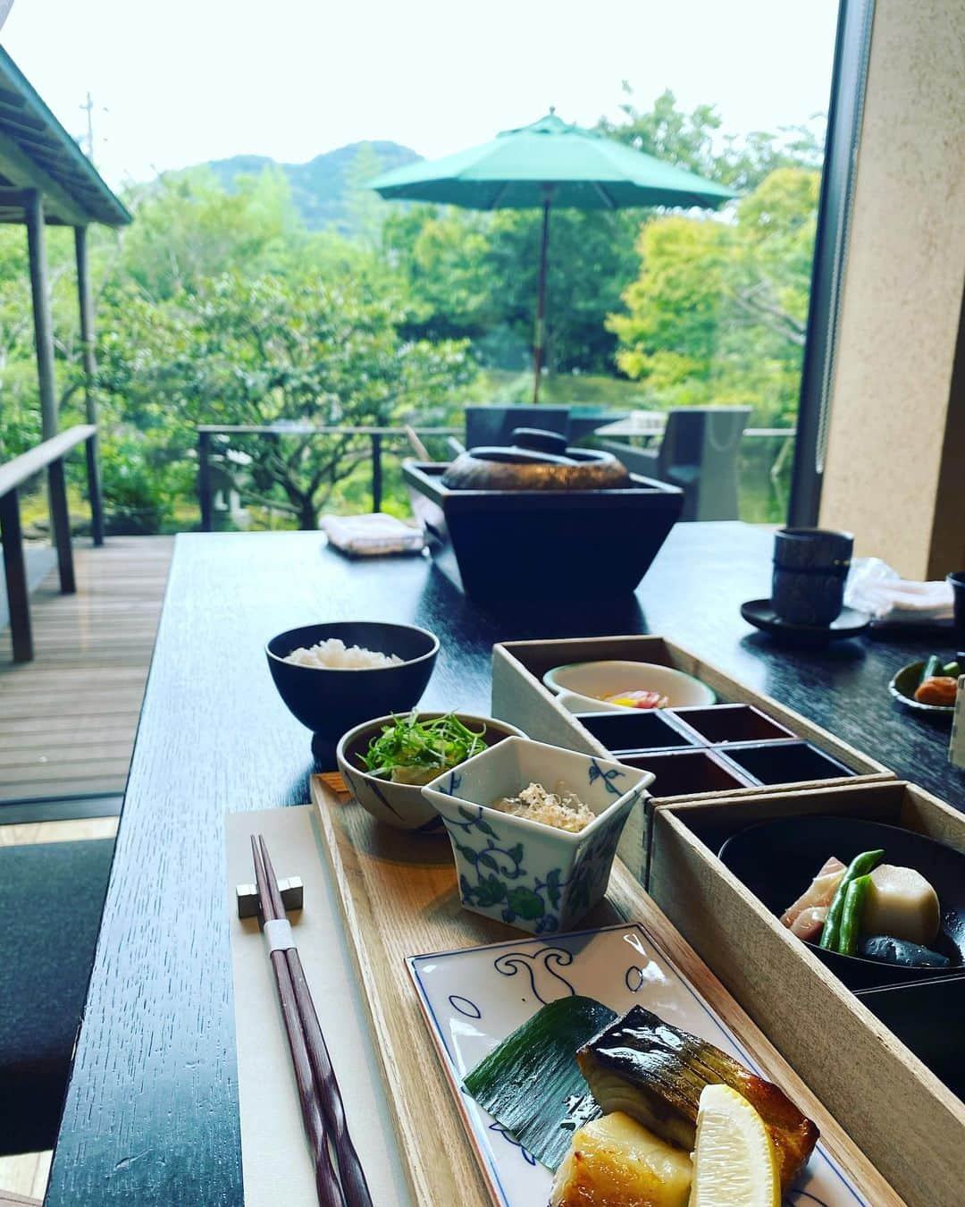 Hiroe Hiranoさんのインスタグラム写真 - (Hiroe HiranoInstagram)「朝から温泉に入り、 美しい和朝食🥢  日本庭園を眺めながら、 ぼーーーっと。  旅には、沢山のインスピレーションがあって。 また未来につなげたいことが出来ました🌈  至福の時間をありがとう✨  海を楽しんだ伊豆半島のあとは、、、山へ❗️ 緑いっぱいな場所に🌿🌳 さーどこでしょう🌟  Have a good weekend ❤️😘  #japan #日本　#旅 #anniversarytrip #朝ごはん」8月2日 10時12分 - hiroe_hirano