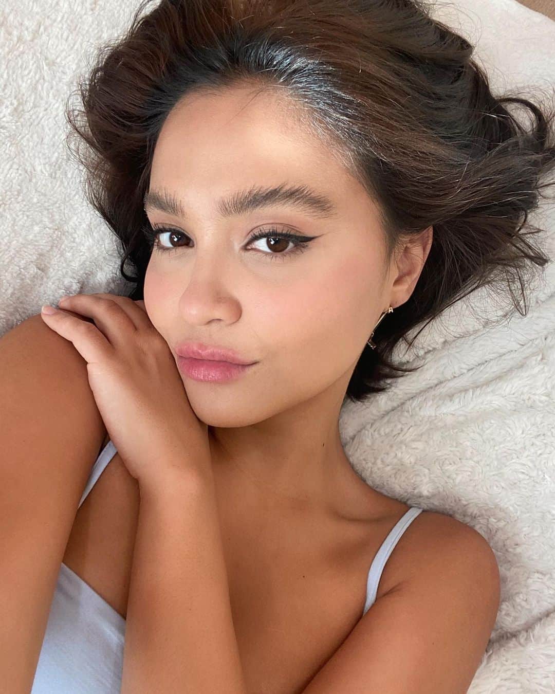 ステラ・ハジェンズのインスタグラム：「eyes as dark as my soul 🖤」