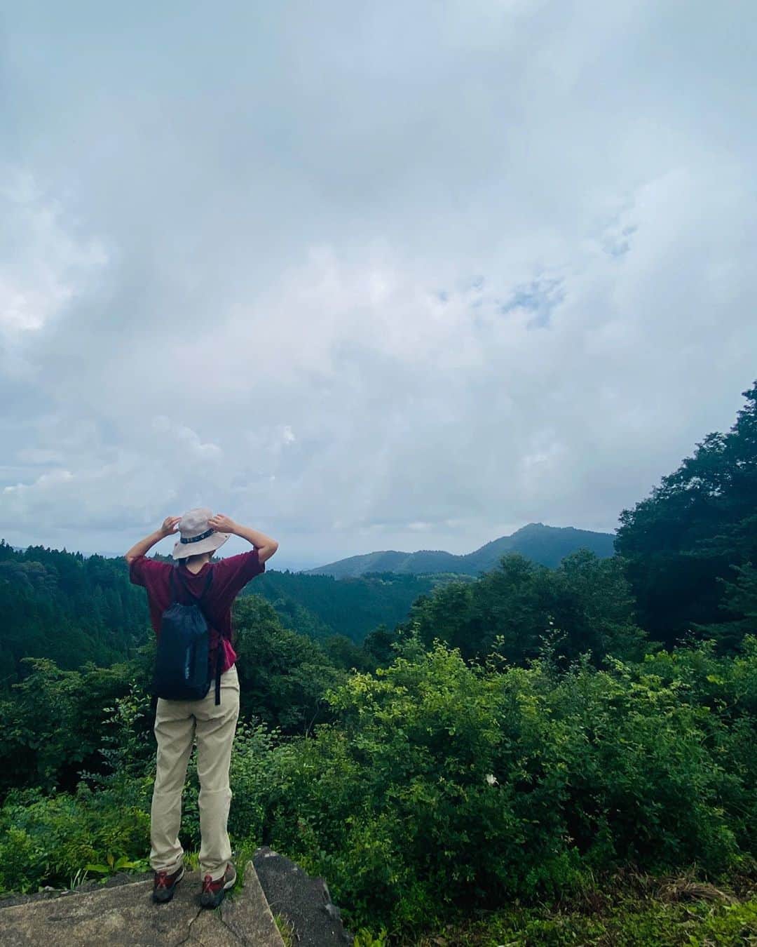 奥家沙枝子のインスタグラム：「御岳山は登山初級の人でも大丈夫🙆‍♀️ まったくの初心者は高尾山からどうぞ⛰ 所々根が出ていたり狭かったり急だったり難所があります🌲 . . #御岳山　#ハイキング　#登山　#日帰り　#山　#山歩き　#hiking #mountain #nature #japan #tokyo #saturday #trip #dayoff #daytrip #chill」
