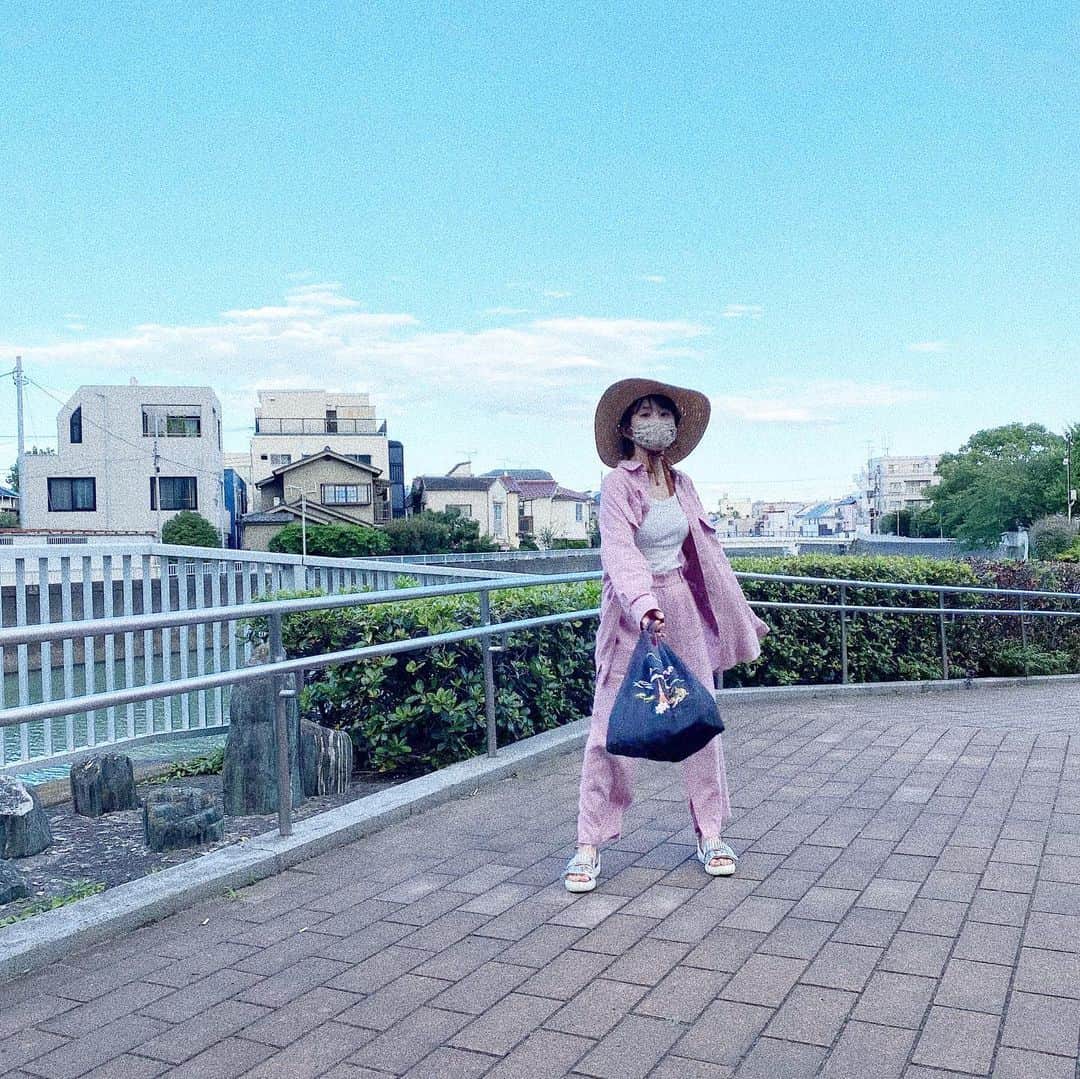 高橋愛さんのインスタグラム写真 - (高橋愛Instagram)「🌬💗 ㅤㅤㅤㅤㅤㅤㅤㅤㅤㅤㅤㅤㅤ ㅤㅤㅤㅤㅤㅤㅤㅤㅤㅤㅤㅤㅤ ㅤㅤㅤㅤㅤㅤㅤㅤㅤㅤㅤㅤㅤ ㅤㅤㅤㅤㅤㅤㅤㅤㅤㅤㅤㅤㅤ @keitamaruyama さんが くださった 素敵なバックをもって❤️🖤 ㅤㅤㅤㅤㅤㅤㅤㅤㅤㅤㅤㅤㅤ #あべカメラ #今日のたかはし #ピンクbba #keitamaruyama  #お洒落すぎるエコバック」8月2日 10時27分 - i_am_takahashi