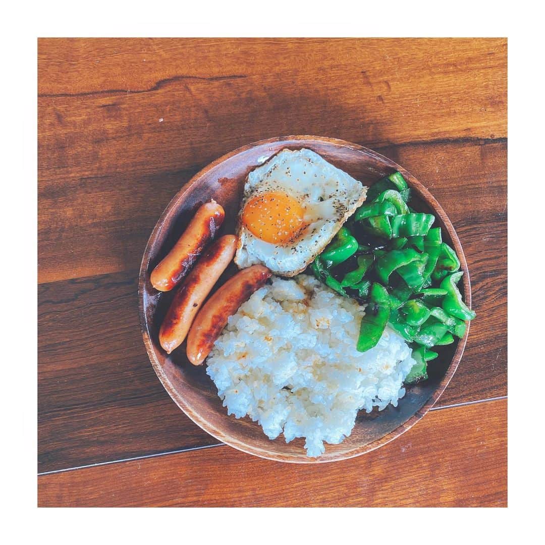鈴木紗理奈さんのインスタグラム写真 - (鈴木紗理奈Instagram)「本日の Japalish Breakfast  リオトは無限ピーマンのおかげで ピーマンが大好物 健康の為に食べなさい、よりも まずは美味しく食べる。が1番大切。  無限ピーマン【recipe】 たっぷりの油でピーマンを炒めて 鶏がらスープの素と塩昆布をいれるだけ‼︎ 塩昆布だけの時もあるよ‼︎  #munehiroキッチン #紗理奈流dining」8月2日 10時31分 - munehirovoice