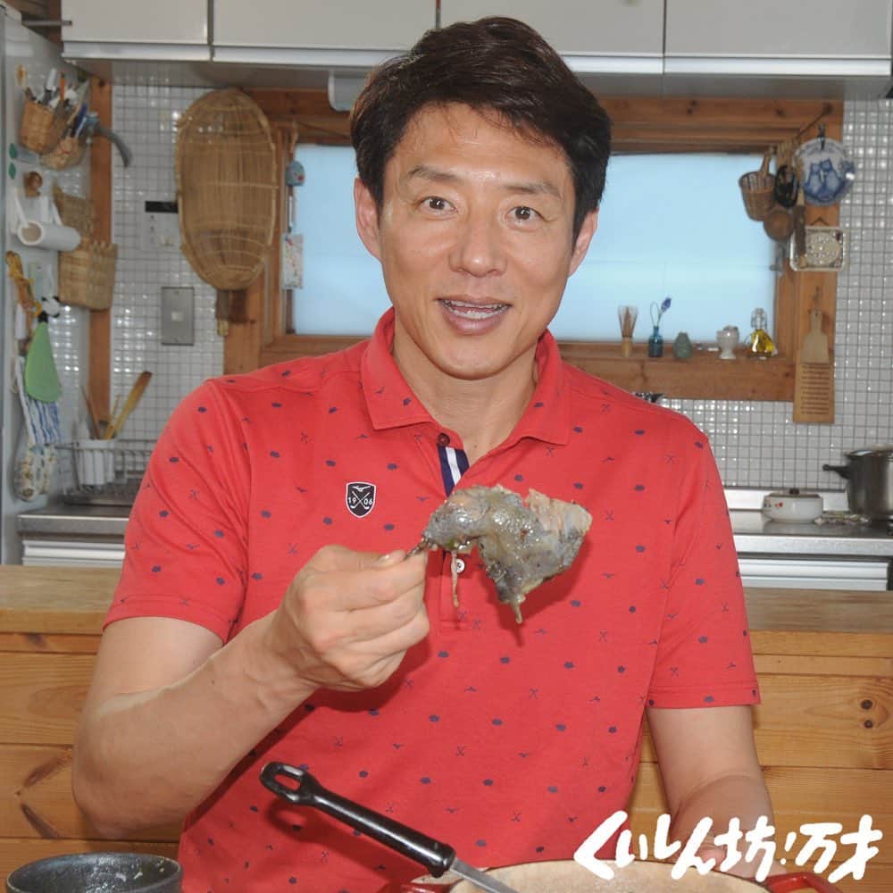 フジテレビ「くいしん坊!万才」さんのインスタグラム写真 - (フジテレビ「くいしん坊!万才」Instagram)「. .  今日の放送は11時45分〜。 . .  鶏が飼いたくて熱海に移住してきという錦織さん。野菜を育てたり蜂を飼ってはちみつを採ったりと自給自足ライフを満喫しています。今回は庭先で飼っている烏骨鶏で作るサムゲタンを頂きます。烏骨鶏は中国で霊鶏と言われるくらい貴重種で、卵が１個500円前後で売られているほどです。 . .  サムゲタンは鶏の腹にもち米や朝鮮人参、なつめ、栗やニンニクなどを詰めて煮込んだ料理で、滋養強壮感もたっぷり。韓国では、日本のうなぎのように夏バテ防止料理として、土用の丑の日にあたる日に食べるのも恒例のようです。白濁したスープに浸かった黒い鶏肉はかなりのインパクトで、中を割って見ると骨まで真っ黒。身は柔らかくホロホロと骨との身離れも良く、スープも栄養と旨味がギュッと溶け込んでいます。 . .  料理を堪能していると錦織さんから衝撃の一言が！なんと錦織さん、本当のサムゲタンは食べた事が無いそう。頂いたのは完全なオリジナルレシピ。それでもとても美味しい一品で、元気をもらえました。 . .  #松岡修造 のくいしん坊！万才#くいしん坊万才 #静岡県#熱海市#烏骨鶏 #食べ歩き#おいしい#うまい #キッコーマンの提供でお送りします#フジテレビ #全国制覇#くいしん坊映え#料理#料理動画 #wraptheworld#washoku#Japaneseculture #cooking#eat#Japan#fromjapan#food#meal #traditional#taste#famous#temaki」8月2日 10時39分 - kuishinbo_official