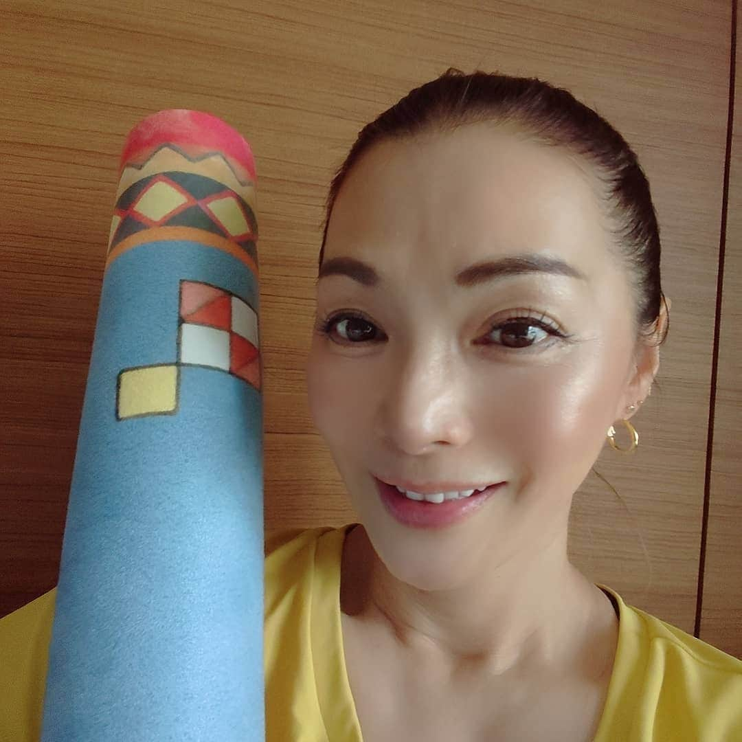 渡辺めぐみさんのインスタグラム写真 - (渡辺めぐみInstagram)「昨日も、インスタライブを、ご視聴頂き有り難うございました☺️👍  🌴HCAMイベント🌴 8月27日(木)から30日(日)迄、開催いたします😃👍👍 https://hcamkt.com/  やせ筋エクササイズレッスンを、皆さんとやりたいです‼️ 是非、申し込んでください😊❤️👍 皆さんに、お会いできるの楽しみにしてます😊⤴️⤴️ お土産付きです😌💓  お申し込みはこちらです😌💓 https://hcamkt.com/yasekin_lesson/application.html  withus 飲む日焼け止めフリーヴ・塗る日焼け止めフリーヴ・プロテイcurvyslim  StyleBoatMarket ヨガマット  HCAM価格で、販売いたします😃👍👍  今日、着ているウェアは世界で一枚しかないのです❤️❤️❤️  オーダーメイドで、KPSさんの物です⤴️⤴️ HCAMでも、販売と自分で染めてハンドメイドも、出来ちゃいます😃❤️👍 HCAM、遊びに来てください😍❤️ 他にも沢山、楽しさ満載のイベントです😊👍⤴️⤴️👍😊  6月9日(火)一部店舗を除く全国のファミリーマートで順次発売されました☺️💪  👍❤️ 絶賛発売中です☺️⤴️⤴️⤴️⤴️⤴️ ☺️💪渡辺めぐみ ＼カンタン　在宅／  やせ筋エクササイズ  壁掛けカレンダー式  30­-DAY  PROGRAM ☺️💪 やせ筋トリオを鍛えて、一生太りづらい、体を手にしちゃいましょう☺️💪  ❤️ ファミリーマートさんへGO〰️☺️⤴️⤴️⤴️   #やせ筋エクササイズ  #やせ筋トレ  #夏のやせ筋エクササイズ#ハワイ#hcam202010th #hawaii #宿題 #宅トレ#一日10分 #宅トレ女子  #ファミリーマート #やせ筋トリオ #インスタライブ  #ヨガマット #instagrammer #instagramjapan #instagram #instagramgood #instagramlike @sapuraizu@entresquare_paypay  @styleboatmarket@hcam202010th@kpsswimsuits_official @withbeauty_tokyo @withus_online」8月2日 10時50分 - meguheart