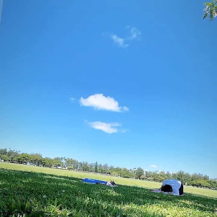 エビアン・クーのインスタグラム：「Happy Saturday 🧘‍♀️💕🌈今日はママとヨガをしてハッピーに過ごします。体もスッキリするし心が楽になるーみんなもいい週末を過ごしてね！」