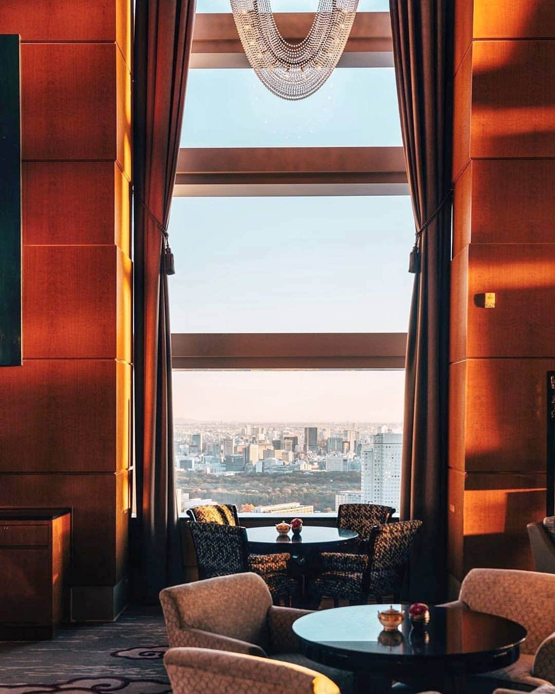 リッツ・カールトンさんのインスタグラム写真 - (リッツ・カールトンInstagram)「Getting back to the top of the world, with city views stretched out beyond the windows of The Ritz-Carlton, #Tokyo. #RCMemories」8月2日 10時46分 - ritzcarlton