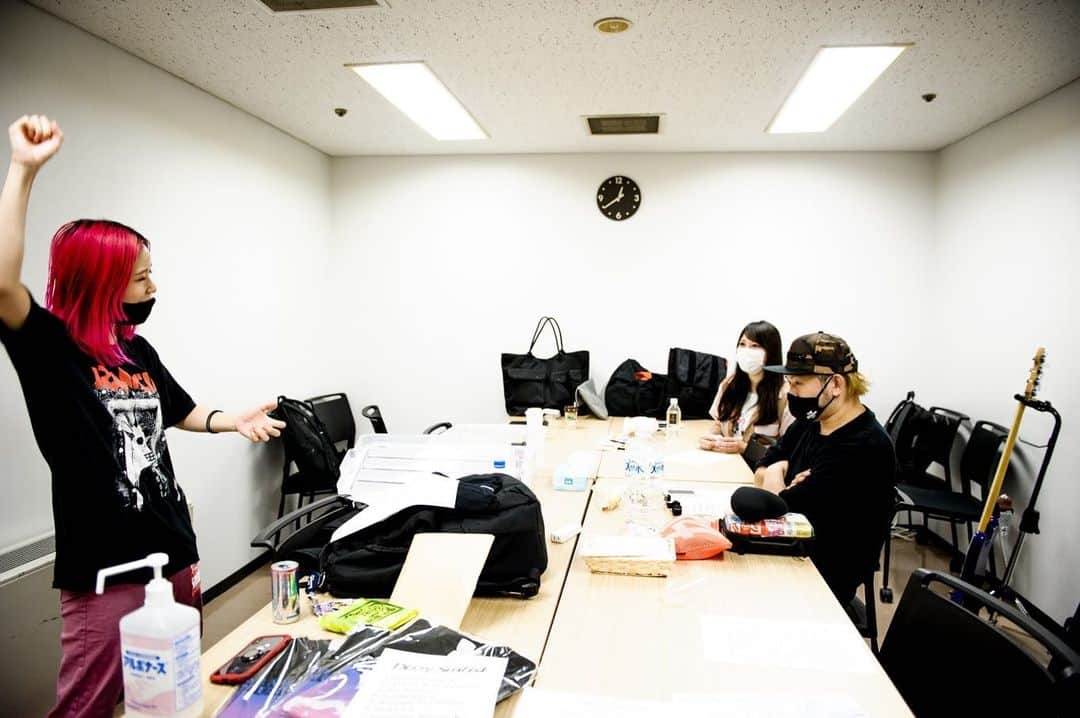 あやぺたのインスタグラム：「11ヶ月ぶりの楽屋。  photo by @ninjajon」