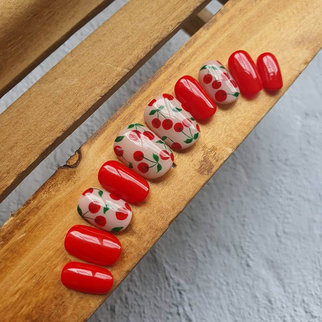 Yingさんのインスタグラム写真 - (YingInstagram)「Super cute cherries custom press ons 😍😍  Red is PREGEL MUSE M032, nude base is PREGEL MUSE S062. Cherries drawn with PREGEL MUSE M032, PREGEL #118, #230 and #809.  Items can be purchased at @nailwonderlandsg 🤗 . . . 🛒 www.nailwonderland.com⁣⁣ 📍20A Penhas Road, Singapore 208184⁣⁣ (5 minutes walk from Lavender MRT)⁣⁣ .  I am currently only able to take bookings from my existing pool of customers. If I have slots available for new customers, I will post them on my IG stories. Thank you to everyone who likes my work 🙏 if you need your nails done, please consider booking other artists at @thenailartelier instead ❤  #ネイルデザイン  #ネイルアート #ネイル #ジェルネイル #nailart #네일아트 #pregel #プリジェル #nails #gelnails #sgnails」8月2日 10時53分 - nailartexpress