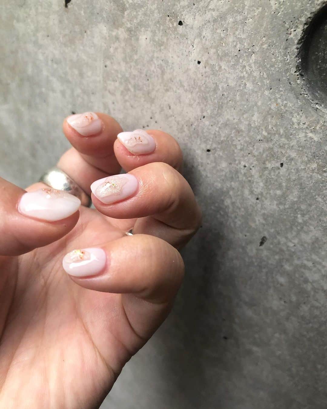 北岡りえのインスタグラム：「久しぶりの片手違いのデザイン♥  仕事柄手をつかうので、 チラッと見えた時にふっと嬉しくなるネイルと癒しちーちゃん🌞🌻  #naildesign  #nuancenail #shortnails」