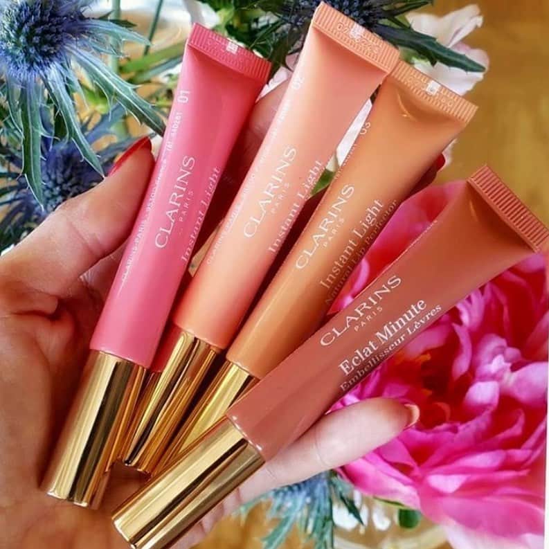 CLARINSさんのインスタグラム写真 - (CLARINSInstagram)「Hello August! 👄 perfect for summer,  each Instant Light Natural Lip Perfector delivers a tint of shimmering color &  🌹Plumps and shines 🌹Nourishes and hydrates 🌹Melting cream texture 🌹Vanilla scent 🌹Pampering cushion applicator #makeup #clarinsmakeup」8月2日 10時57分 - clarinsusa
