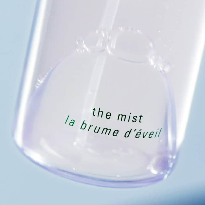 ドゥラメールのインスタグラム：「The ice clinking, the water glistening, the breeze flowing ... The Mist spritzing. A perfect summer day (or night) is not complete without this energetically-charged treatment that hydrates and revives skin upon contact. A live internal magnet helps continually charge the ingredients for optimal results.」