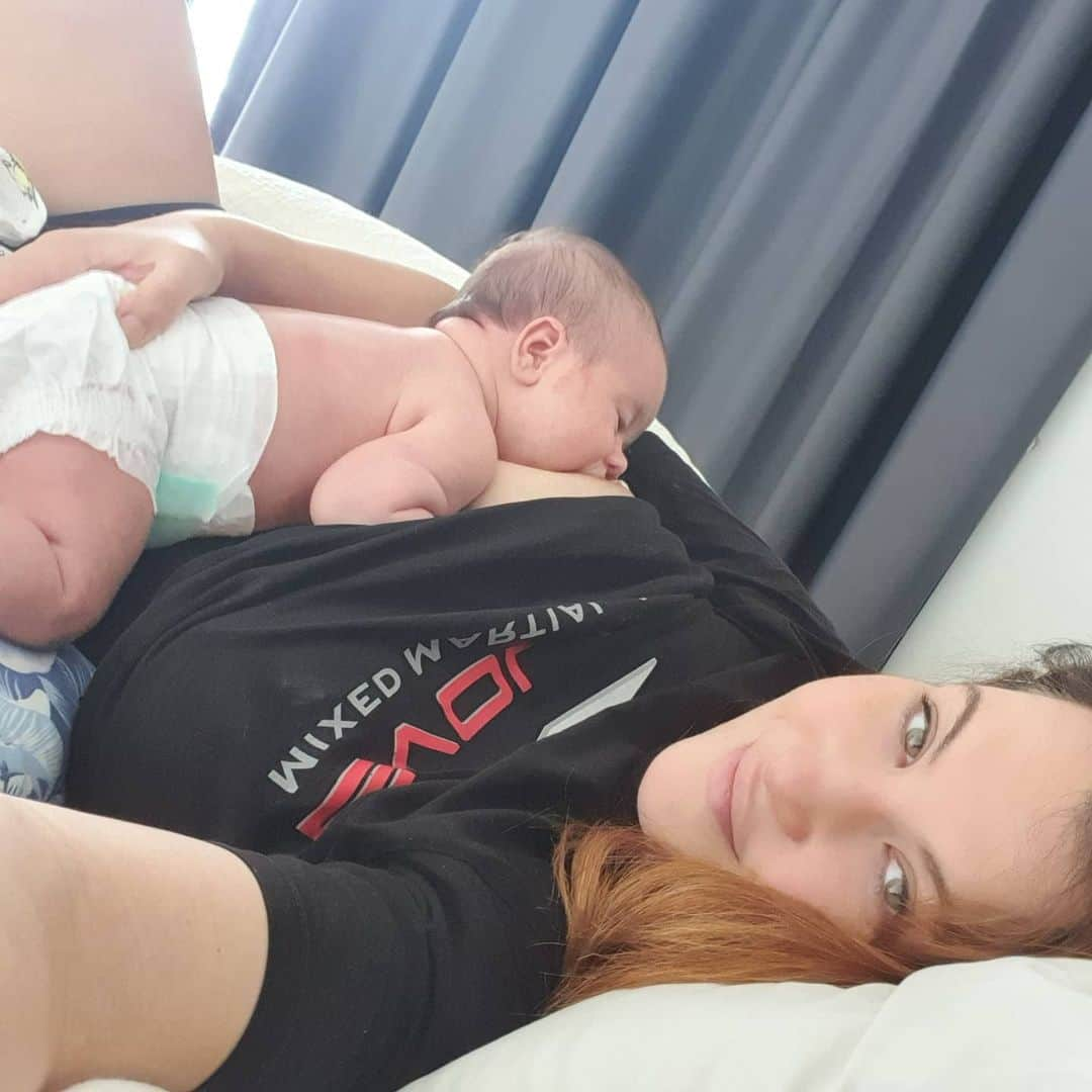 ミーシャ・テイトさんのインスタグラム写真 - (ミーシャ・テイトInstagram)「Happy #worldbreastfeedingweek. Breastfeeding has always been very important to me as it is the best for of nutrition for babies and naturally I want the BEST for my nuggets. . That doesn't mean it's always easy. I followed every piece of advice and suggestions from professionals to experienced mamas and my nipples felt like layers of skin had been removed and then dipped in icy-hot every feed for the first 2 weeks. Then the pain goes away. . Although my second baby you see here was less painful to breastfeed those first 2 weeks as I had my own experience to draw on, it still HURT. Those who say it doesn't hurt can really be misleading, EVENTUALLY it doesn't hurt but for me there's been an adjustment period each time. . Moms who breastfeed, cheers! It's not easy, but it is worth it! . 2nd photo is Daxtons first latch after our unexpected home delivery . #Beastfeeding #breastfedbabies #breastfeed #normalizebreastfeeding #breastfeedingmoms #supportbreastfeeding #healthierplanet #breastisbest #breastmilk #breastfeedingeducation」8月2日 11時07分 - mieshatate