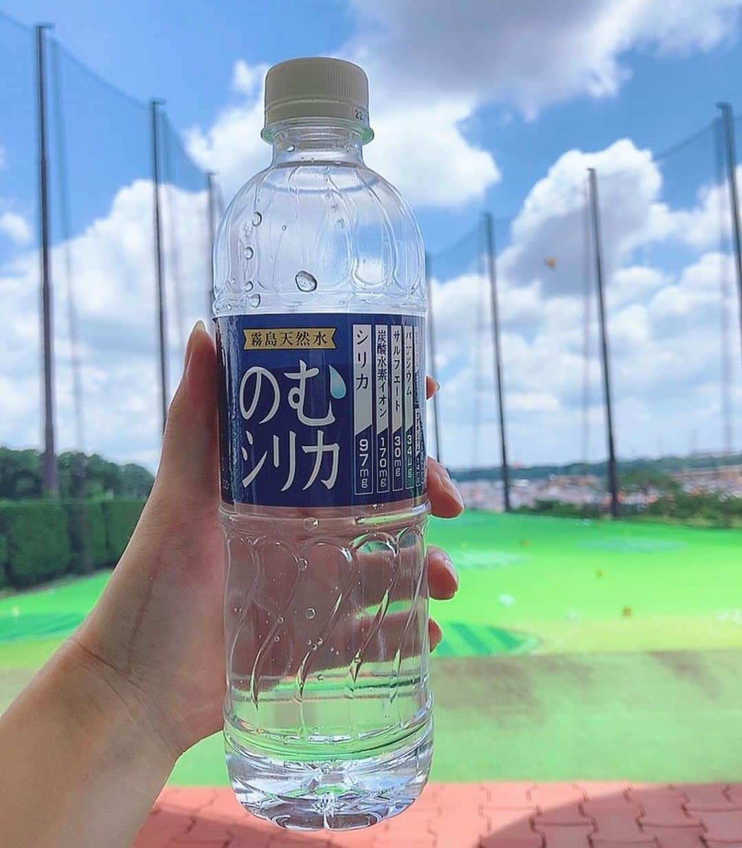 中庄司愛希さんのインスタグラム写真 - (中庄司愛希Instagram)「ゴルフの練習へ⛳️✨久しぶりにこんなに晴れてる中練習できた☀️空が青くて気持ちいい😊 暑くなってきたから熱中症にならないように水分補給もしっかりと🧊最近は@cosme1位の《のむシリカ》に天然塩をひと摘み入れて飲んでるよ🧂🤏💕 #シリカ #シリカ水 #のむシリカ #supported #熱中症対策 #ナチュラルミネラルウォーター #霧島天然水 #美容 #デトックス #ゴルフ練習場 #ゴルフ練習 #ゴルフクラブ #ゴルフ初心者 #ゴルフ女子 #golfgirls #ゴルフ #골프 #高尔夫  #golf #ゴルフ好きな人と繋がりたい #ゴルファー #ゴルフ友達 #Sサイズゴルフ女子 #Sサイズ #Sサイズ女子 #ジャックバニー #jackbunny」8月2日 11時07分 - aki_nakashoji_golf