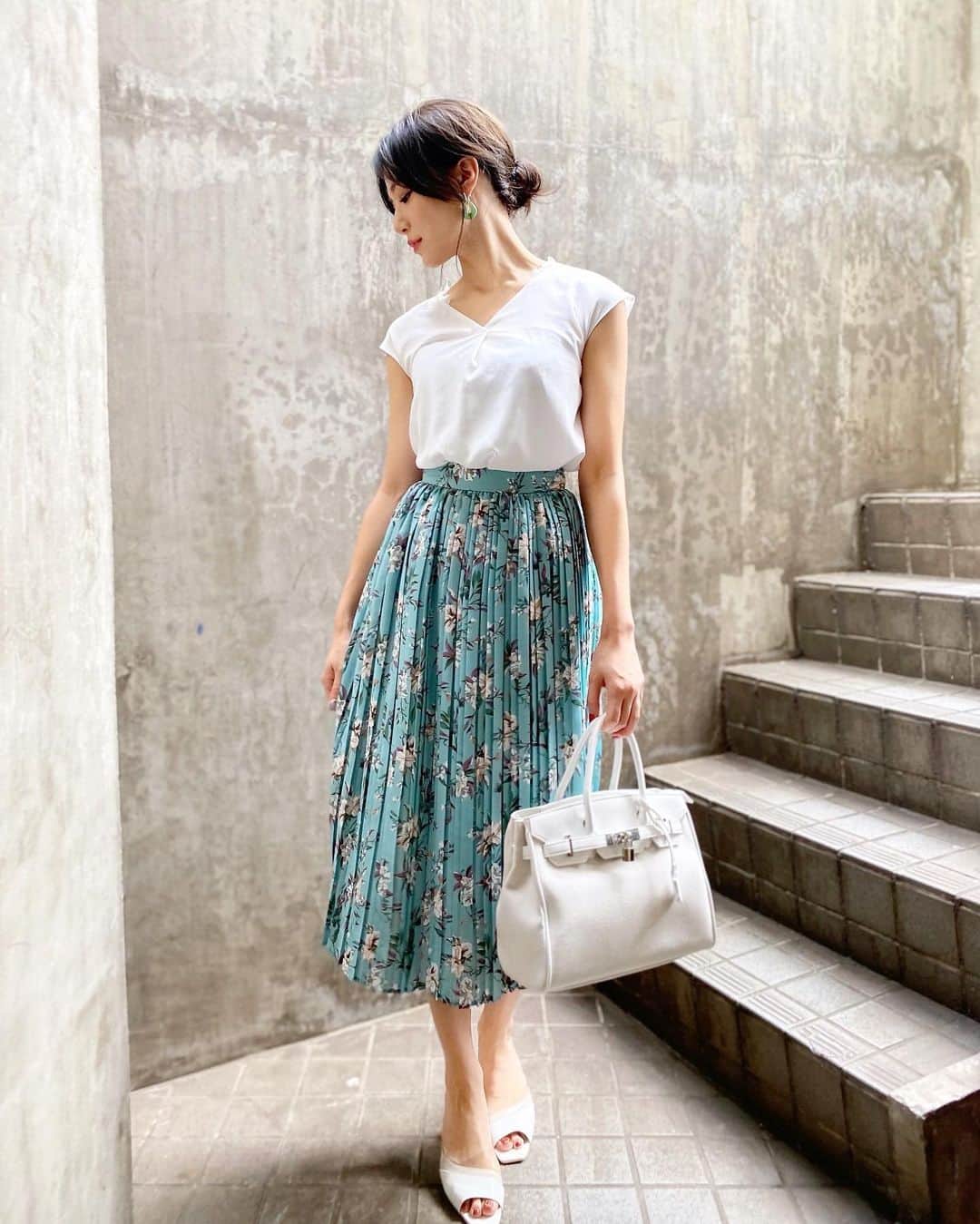 石井里奈さんのインスタグラム写真 - (石井里奈Instagram)「おはよん☀️ . 今日はなんと10コーデ投稿👏 昨日の撮影はレンタルファッションサイト @rcawaii さんの撮影でした📸💕 . 最近ヒルナンデスでも紹介された話題のサービスで定額でスタイリスト付のコーデが借り放題👏💕 しかも借りれる中には人気ブランドも沢山🥺（スナイデル 、フレイアイディー 、トゥモローランド、シップスなどなど）しかも今期の新作とか！ 撮影しててどのコーデも可愛くてこれコーデごと借りれるならいーなーと思ったよ✨ . コロナで外に出る機会も少ないし、少しお出かけする時にレンタルでおしゃれで可愛い服着れたらいいよね👏❤️ . 撮影コーデがどれも可愛かったので撮影した中のうちの10コーデを、ドドンと投稿しちゃいました✨みなさんの好きなコーデはどれかなぁ？🥰🥰 . 1枚目のコーデは @proportionbodydressing 👗 通勤でもデートでも使える大人コーデ💕 それぞれ覚えてる限り、コーデタグ付けしときます🙆‍♀️ . 今日も素敵な一日になりますように💕 . #りなまるコーデ #rcawaii #レンタルファッション #ヒルナンデス #proportionbodydressing #tomorrowland #snidel #スナイデル #frayid #フレイアイディー #milaowen #デートコーデ #通勤コーデ #通勤服 #モテコーデ #スタイリスト #夏コーデ #夏服コーデ #ファッション #清楚コーデ #女子アナ #今日のコーデ #オフィスカジュアル #休日コーデ #スタイリング #プロポーションボディドレッシング #トゥモローランド #ships #シップス #レッセパッセ」8月2日 11時13分 - ri7tin1025