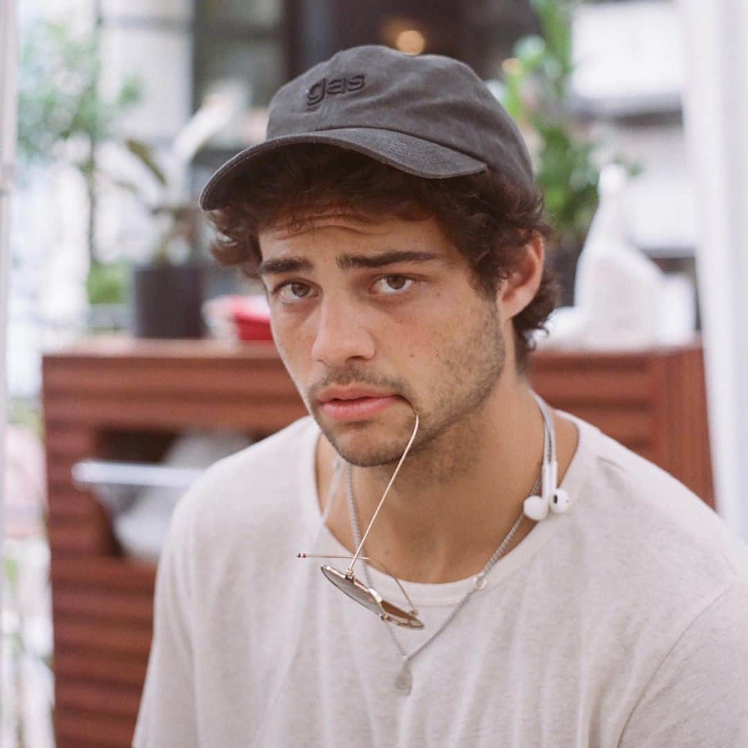 ノア・センティネオのインスタグラム：「Again and again I learn that change is the only constant.」