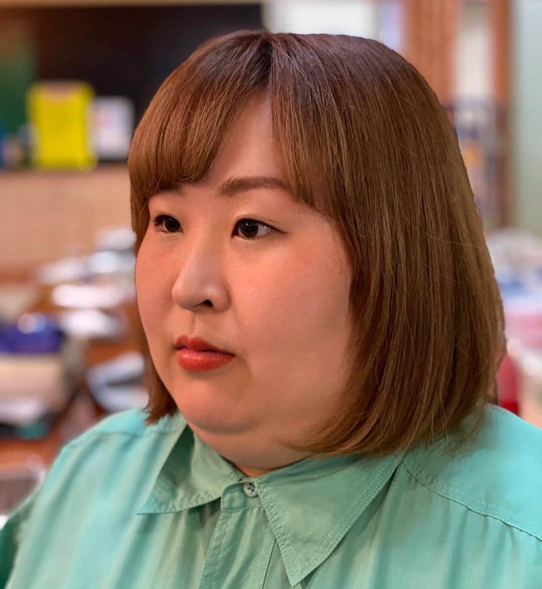 川島明のインスタグラム：「３時のヒロイン　かなでちゃん  #修学旅行の行きのバスで早くも酔ったソフト部キャッチャー  #ドンキでウィッグを試着している天童よしみさん  #休憩がてらスタバに入ったら店員に_うち食べ放題とかやってないんですけど大丈夫ですか？_と言われた  #戦争兵器のような巨大管楽器を吹く吹奏楽部の女子  #娘のオーディションを見守るちょっとだけ芸能界にいた過去を持つママ  #後輩にタメ口使われた時のポムポムプリン  #女優がよくインスタに２ショットをあげる仲良しのメイクさん  #後輩男子に_今日の口紅の色良いっすね_と言われてもう好きになってしまっている女性編集者  #大舞台に咲く第七世代の華」
