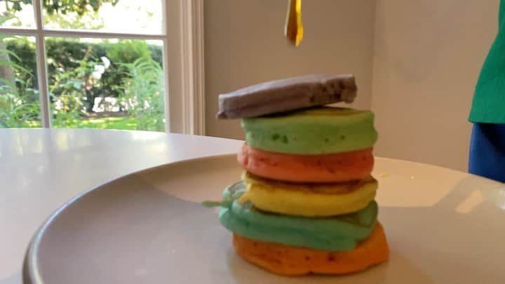 アダム・シャピロのインスタグラム：「🌈 pancakes day」