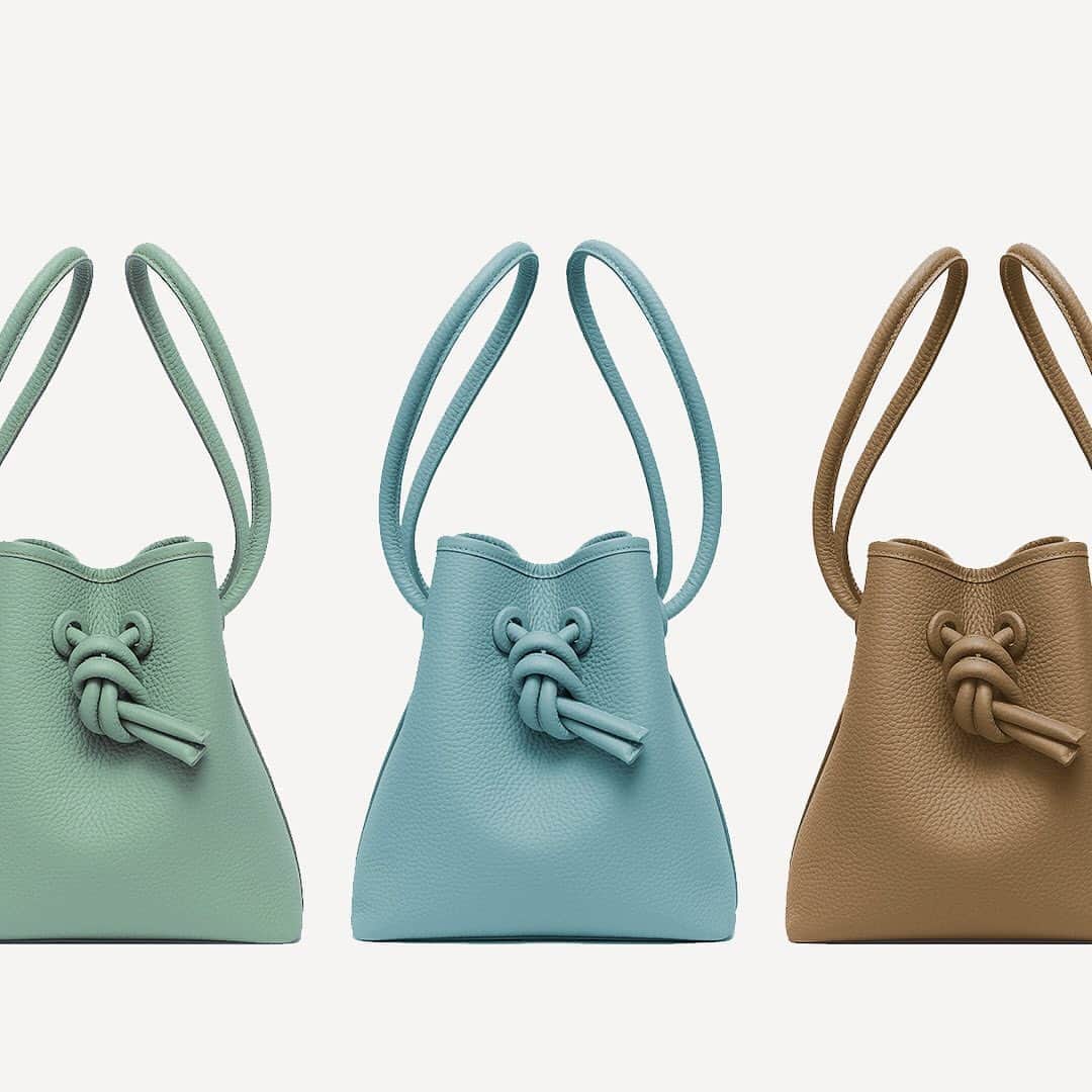 のインスタグラム：「AW20のBondシリーズの新色は5色です。  -Vanilla -Wheat -Oak -Mint -Napoli  #vasic #bond #bondmini #bondminimini #vanilla #wheat #oak #napoli #mint #aw20 #autumn #winter #new #newcolor #newcollection #vasicnews」
