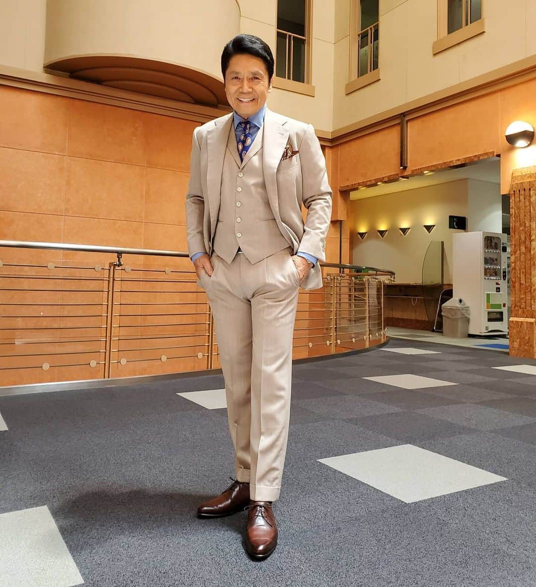 峰竜太のインスタグラム：「#アッコにおまかせ  #suit#uemoto bespoke#shirt#doone#tie#f.maprinonapoli#watches#vacheronconstantin#shoes#berluti」