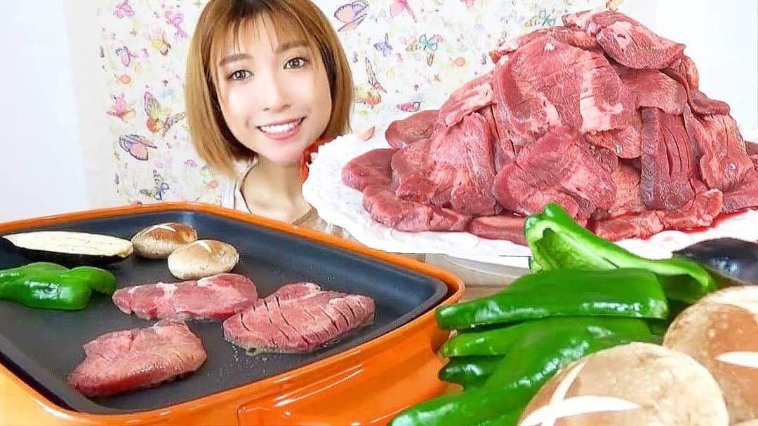 石関友梨のインスタグラム：「YouTube！大食い独身女がお家で1人焼肉。牛タン編～  #牛タン #焼肉 #1人焼肉 #おうちでマジ牛タン #30人前 #プロフィールからyoutube飛べます  #ゆりもりチャンネル #大食い」