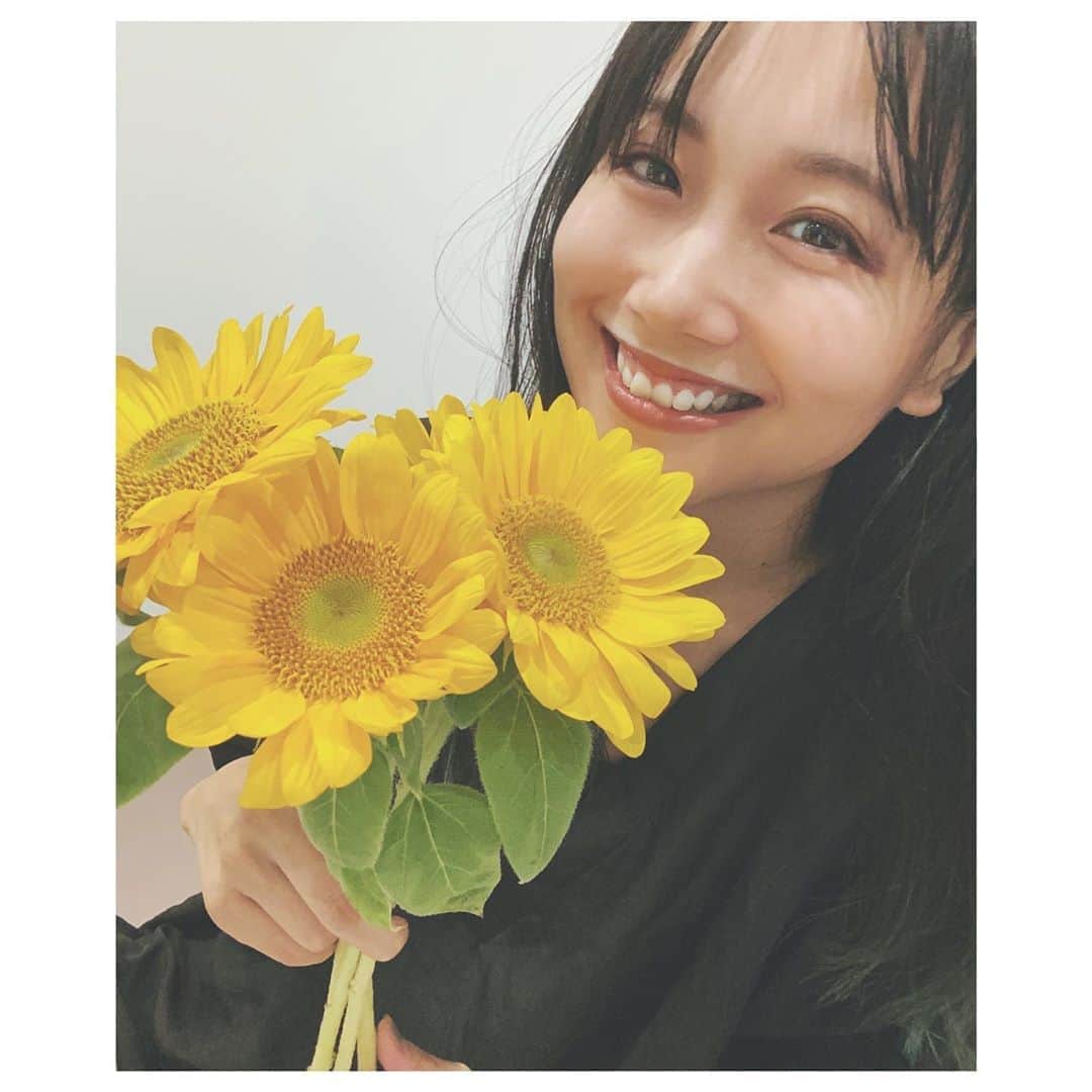 大塚愛さんのインスタグラム写真 - (大塚愛Instagram)「家に向日葵が来ました。  一気に華。  AIO　　#向日葵 #夏 #flower」8月2日 11時34分 - aiotsuka_official