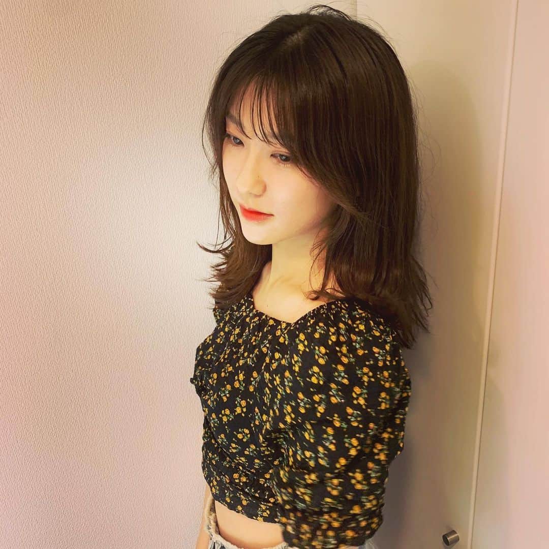 藤原万由子のインスタグラム：「. . 少し前に。 10センチ切りました✂️ . . ほんとはショートとかボブとかまでしてみたいと思ったりもするんだけど、似合うのかなぁ？ . . シャンプーとドライヤーがびっくりするぐらい楽で夏らしくてお気に入り🍊☀️」
