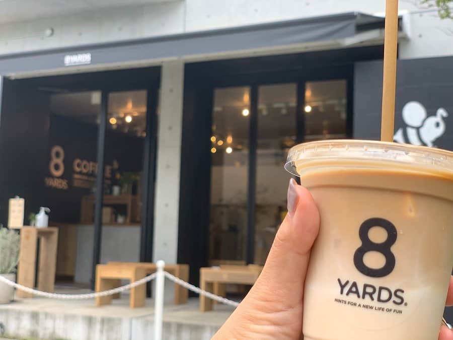 のインスタグラム：「ずっと訪れてみたかった @8yards の#8yardscoffee  日曜のみ営業で先月はタイミングが合わなかったので、まさかのお誕生日に。笑 #cafélatte と#biscotti #cocoa を頼みました。caffè latteはわたし好みの酸味の少ない風味で美味しく、biscottiも、食感がサクッ！っとしてカカオの自然な苦味と甘み少なめの、好みのお味でした😘 . 内装や雰囲気、ほんっとにセンスがドンピシャ過ぎ💛 ゴルフウェアの展開があるのを実は後から知りました。(むしろコーヒーの方が付加価値とのことでした。笑) 初めてウェアの実物を見ましたが、すっごく可愛かったです👕！キャップ欲し過ぎて、次回購入決定😳💡！ 来週も行っちゃおうかな😳💛 . . #coffee #golf #golfwear #cap #coffeeshop #coffeeshoptokyo #morningcoffee #coffeestyle #8yardsgolf」