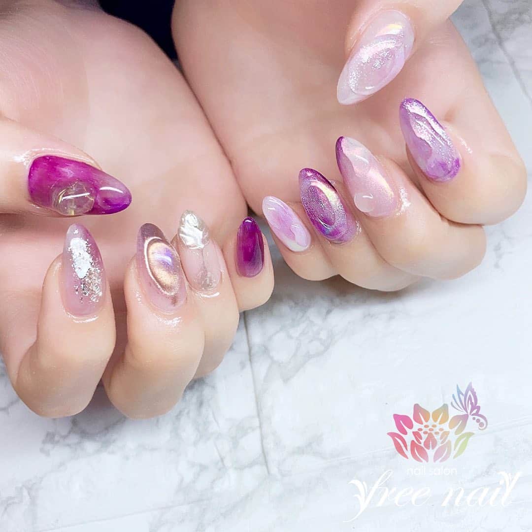 free nail フリーネイルのインスタグラム：「. お客様ネイル💅🏻🍧 . カシスカラーオーロラネイル🍒🍇✨ . ビューティーカラー🦄✨ . ▶︎▶︎▶︎スワイプして動画も見てね☝︎🎬✨ . ご来店ありがとうございました🙇🏻‍♀️🙇🏻‍♀️🙇🏻‍♀️💗 . #ネイルアート #ジェルネイル #ネイルサロン #大阪ネイルサロン #ネイルデザイン #ネイルチェンジ #オーロラネイル #ニュアンスネイル #天然石ネイル #ドロップネイル #カシスカラー #パープルネイル #シンプルネイル #大人ネイル #デザインネイル #トレンドネイル #ロングネイル #夏ネイル #summernails #nailsart #nailsdid #美甲 #日式美甲 #日式美甲胶 #日本美甲师 #日本美甲老师 #美甲上课 #日本胶 #フリーネイル #freenail」