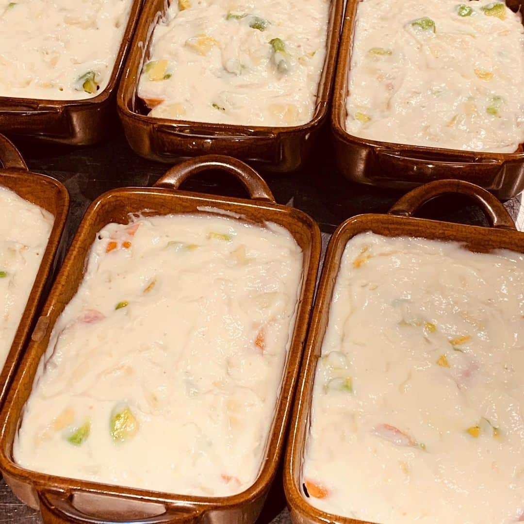 T.G.HEARTH TGハースのインスタグラム：「こんにちはTGハースです！﻿ 明日からのランチメニュー仕込み中です👨‍🍳﻿ ・あらびきソーセージとアボカド🥑で﻿ クリームニョッキグラタン😋﻿ 今日までハンバーグ、カレードリアなどあります！﻿ 明日からはメニュー変わっちゃいますので今日がラストチャンス👍✨✨✨✨✨✨✨✨✨✨﻿ ﻿ ﻿ チキンフルサイズ¥1980とお得になってます‼️﻿ すぐ電話↓↓↓期間限定なのでお早めに〜💕💕💕﻿ ☎️03-6416-9445←ﾖｳﾁｪｹﾗ👍﻿ ⭐️旨辛フェアも絶賛開催中なのでテイクアウトチキンの味変更やハーフ&ハーフも対応してます🤓﻿ ﻿ ﻿ ◆モバイルオーダーも出来るようになりました✨﻿ プロフィールからHPをアクセスしてください♪﻿ モバイルオーダー﻿ https://tgh.for.dinii.jp/﻿ ﻿ ◆Uber eats・menu・出前館によるデリバリー﻿ 11:30〜21:00﻿ ﻿ ◆LINE@登録お願いします♪﻿ https://lin.ee/g0H4jc6﻿ ﻿ ﻿ 皆さまの笑顔に会えますように！💕💕💕﻿ ﻿ #TGハース#代官山ディナー#代官山ランチ#恵比寿グルメ#恵比寿ビストロ#恵比寿ディナー#代官山グルメ #ハース #代官山テイクアウト#恵比寿ランチ#ラクレット#チーズ#ロティサリーチキン#恵比寿ご飯#menu#恵比寿ワイン#テイクアウト#渋谷ディナー#恵比寿チーズ#tghearth#渋谷グルメ#渋谷ランチ#恵比寿チーズ#恵比寿カフェ#チーズケーキ#渋谷テイクアウト#恵比寿新聞#恵比寿ビール#チーズフォンデュ#恵比寿テイクアウト」