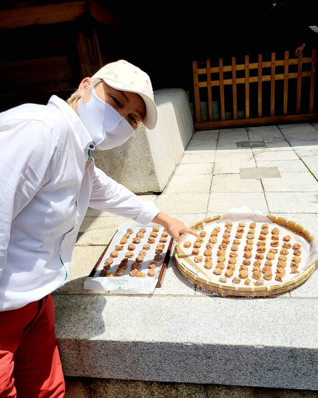 神取忍さんのインスタグラム写真 - (神取忍Instagram)「昨日は1日だったので、 地元(豊島区大塚)の神社、 天祖神社に月参りでーす(^^) 梅干しが干してました、、、 いつか、自分で作ってみたいですねー 梅雨明けして夏本番なので 熱中症に気を付けましょ!! そして、 コロナ対策をしっかり とりましょう! 今日は13時～ 豊島区大塚のプロレスバンク(道場)から 17(イチナナ)live配信でーす! 今日もトラブルがないように、、、 #豊島区大塚 #天祖神社 #月参り #プロレス #17live配信 #神取忍」8月2日 11時37分 - shinobukandori