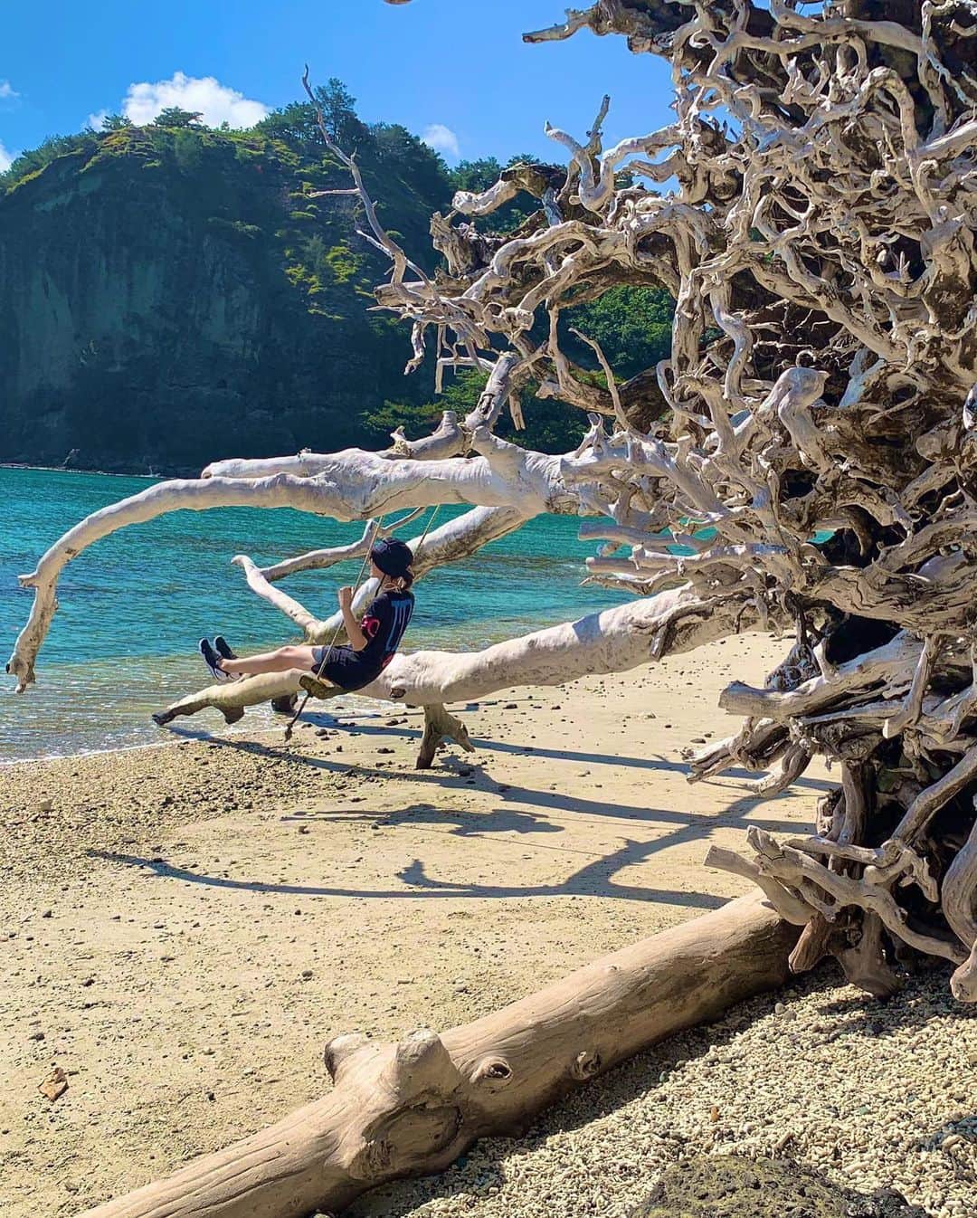 のインスタグラム：「海と繋がろうチャレンジ【みんなの一歩が海を守ることに> 1投稿につき、73円を寄付】@soa_japan  7月23日は海の日。皆さん、Covid-19の影響でなかなか外出できていないですよね..。でも、こういう時こそ！海好きもそうでない人も、「あなたにとっての海」を写真でシェアして、想いのバトンを繋げましょう。 実は海ではこんなことが起こっています ○2050年にはプラスチックの重量がお魚の重量を超えてしまうと言われている ○毎年800万トンのプラスチックが海に流れている ○700種もの海に住む動物たちが死んでしまったり傷つけられている（その92％がプラスチックの影響） ○2/3のサンゴ礁が海水温度の上昇により白化している このような状況を改善するために私たちができることはたくさんあります!! * instagramの発信や、web mediaを使って少しリサーチしてみる* #oceanfriendly なアイテムを使ってみる* 活動をしている団体に寄付をする一人一人行動の仕方はそれぞれです。完壁ではなくても少しずつ。みんなで海を想い、行動に移していきましょう!! 参加方法のツーステップ：1.海の写真海との写真を準備し、ハッシュタグ#seemysea #soajapan ※一人の投稿につき、73円を日本で活動している海洋保護活動に寄付いたします!!!  2.バトンを回したい友達をタグ付けして投稿！是非身の回りの大切な人に思いをリレーしてみませんか？どんどんみんなと繋がっていきましょう ※アカウントに鍵がついてる方は投稿したことをDMでご連絡お願い致します。」